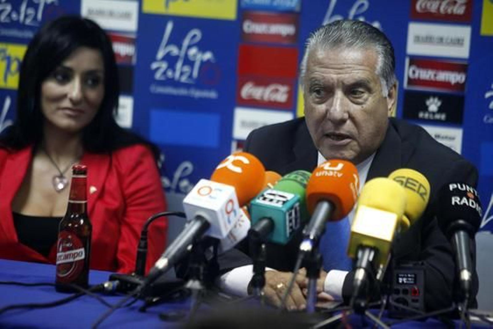Juan José Pina se presenta como nuevo presidente del Cádiz junto a los nuevos consejeros Elena Pina y Antonio Moya. 

Foto: Jesus Marin