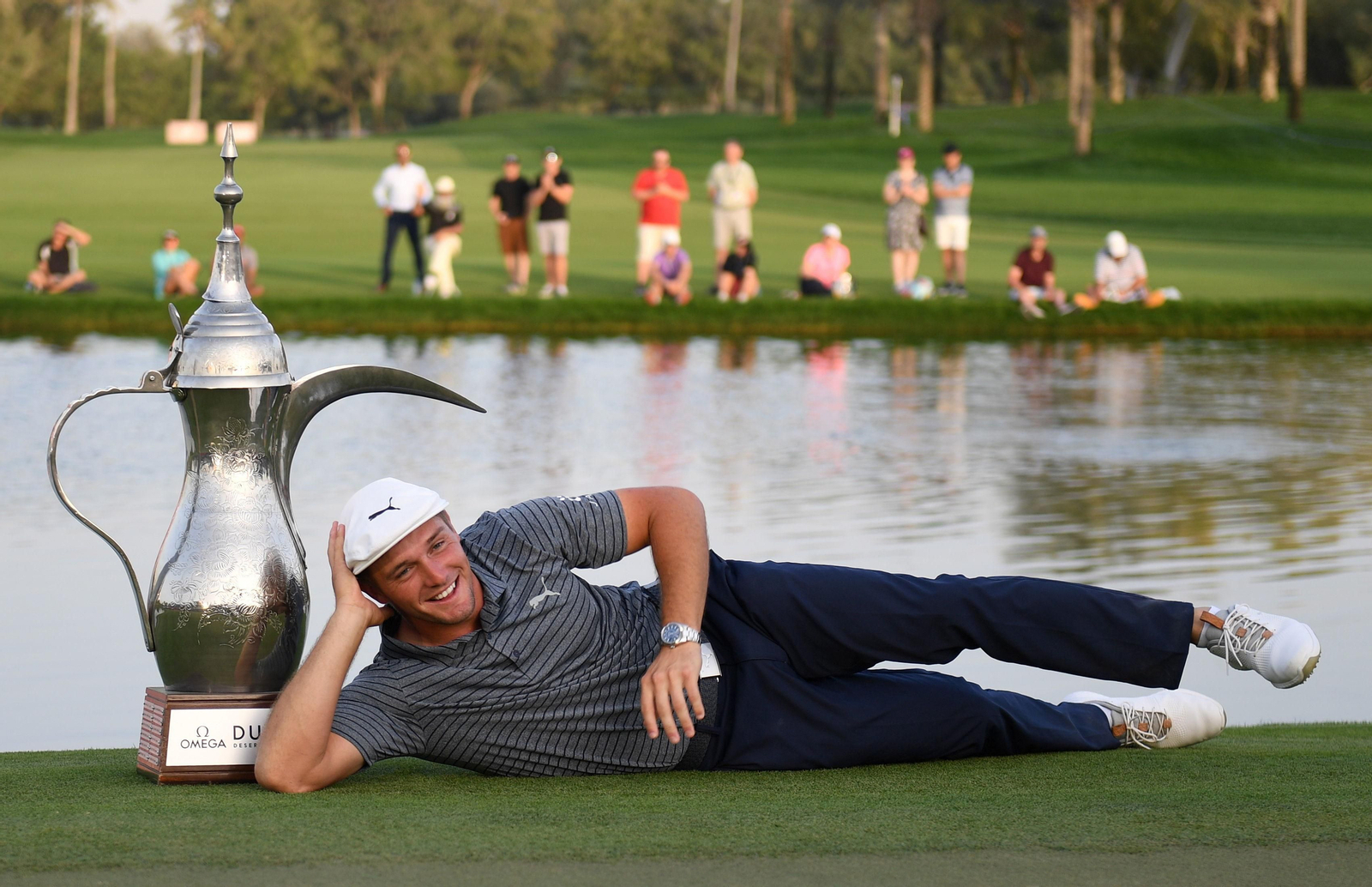 Bryson Dechambeau posa con su jarra de campeón en Dubai.