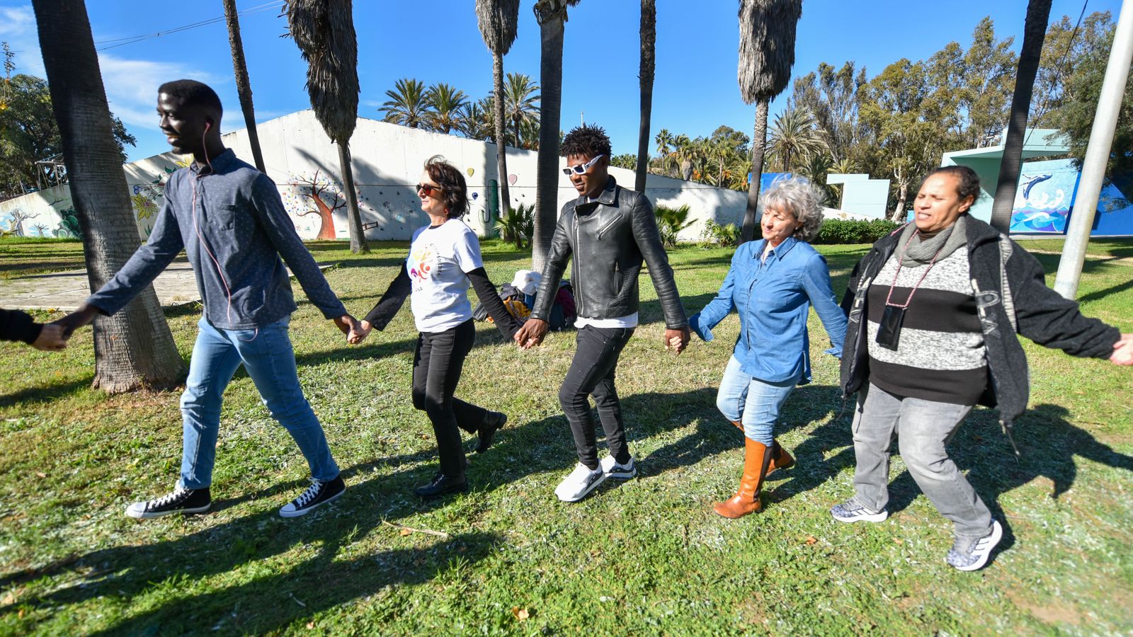 Danza circular en la parque Princesa Sofia, en imágenes