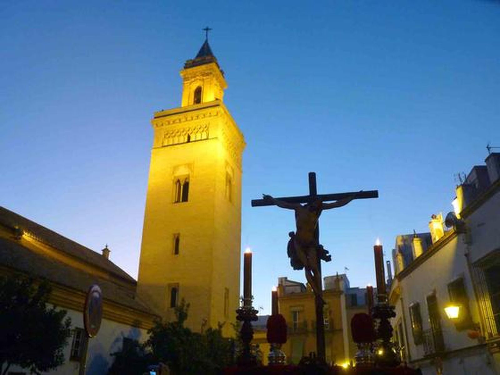 El Cristo del Perdón, crucificado más propio de Semana Santa que de los días de Gloria, sale del Monasterio de Nuestra Señora del Socorro.

Foto: Ruesga Bono