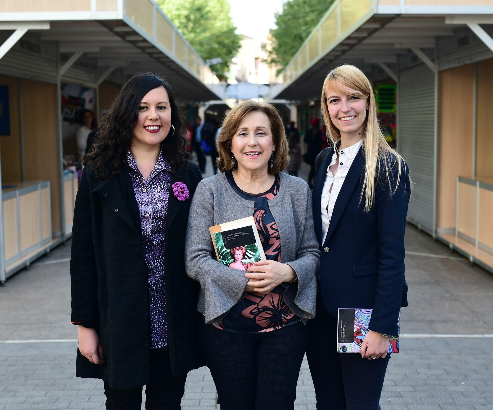 María Rosal (centro), junto a Alicia Vara y  Alessia della Roca,  dos autoras que han estudiado su obra.