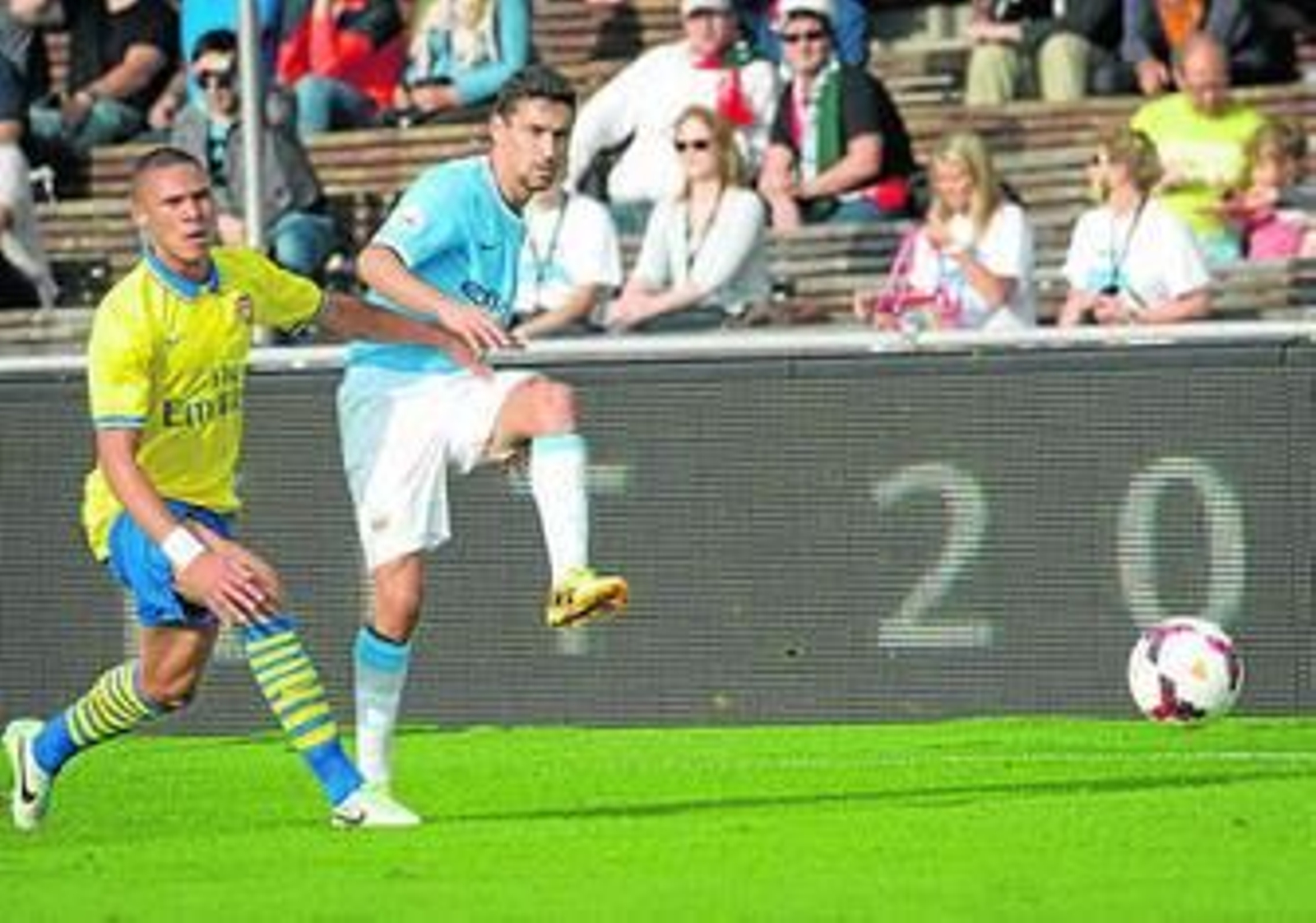 Jesús Navas, ante Gibbs, ayer durante un amistoso con el City.