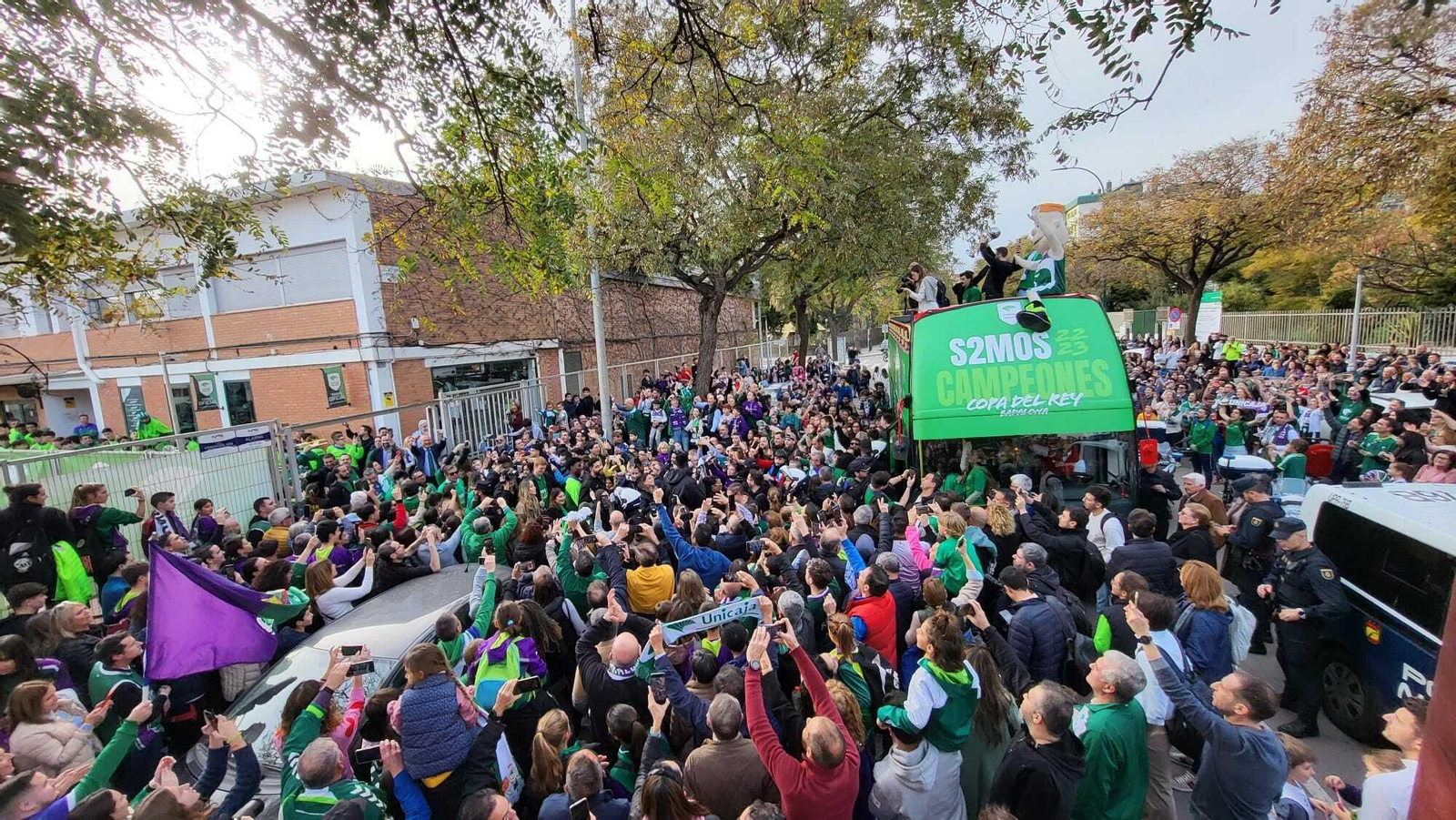 Los jugadores suben al bus en Los Guindos.