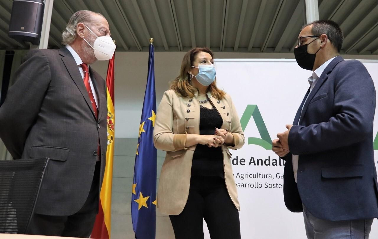 La consejera Carmen Crespo flanqueada por el presidente de la Diputación y la Mancomunidad, Fernando Rodríguez Villalobos, y el alcalde, Juan Molero, tras la firma. La consejera Carmen Crespo flanqueada por el presidente de la Diputación y la Mancomunidad, Fernando Rodríguez Villalobos, y el alcalde, Juan Molero, tras la firma.