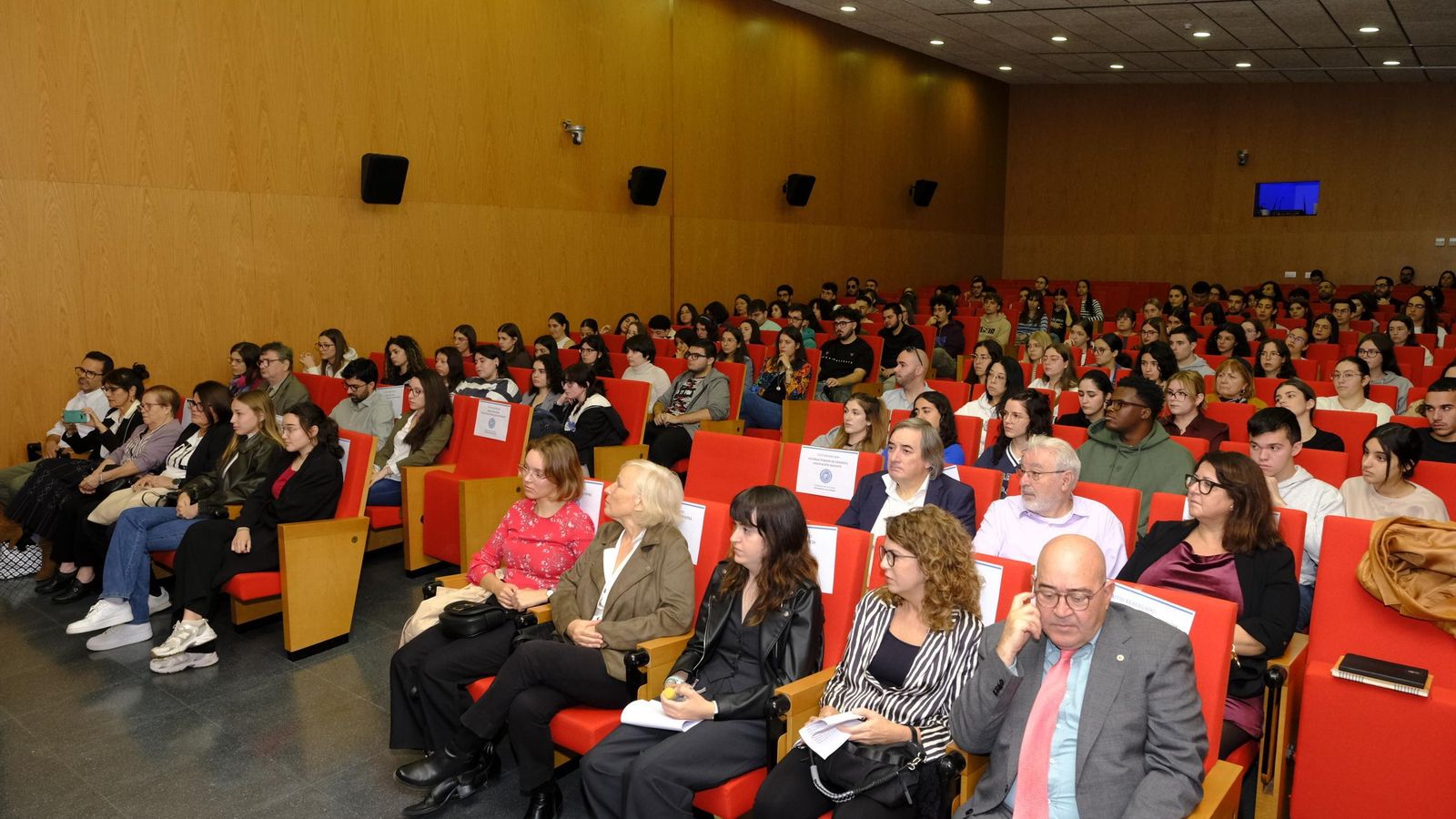 La Sala de Grados del Paraninfo se ha llenado para la ocasión.