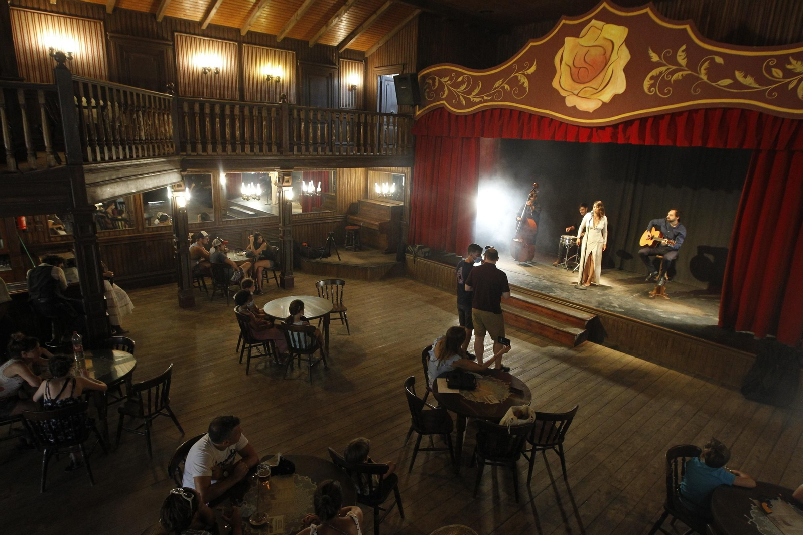 Aspecto del salón del poblado de MiniHollywood durante la grabación del videoclip que protagoniza la cantante Nid.