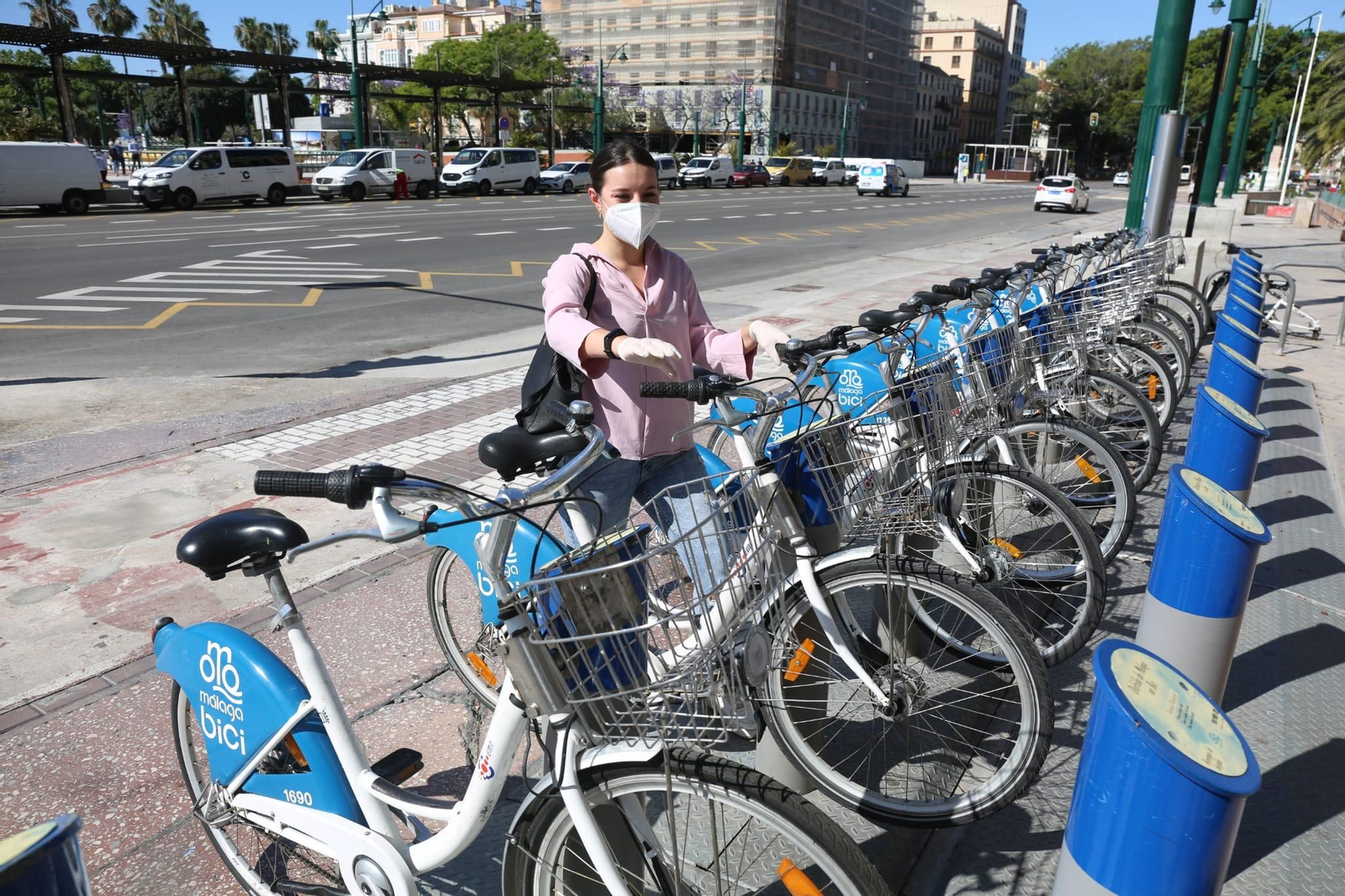 Una usuaria del sistema público de bicicletas de Málaga.