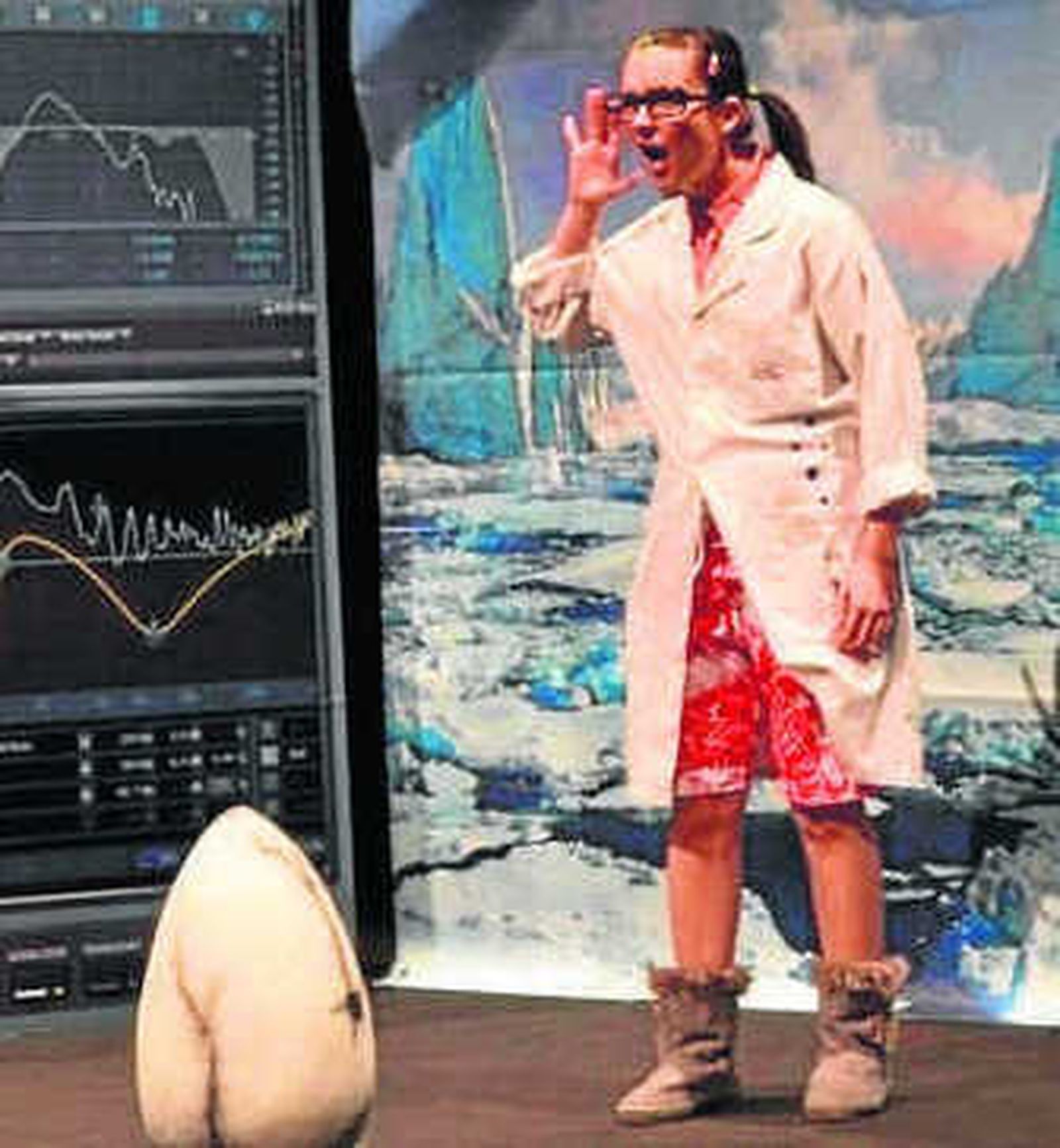 1. Uno de los dos actores que protagoniza la obra de teatro 'La Edad de Hielo' en un momento de su actuación. 2. La actividad, que combina las artes escénicas con la ciencia, requiere de la participación de los más pequeños, que aprenderán a realizar diversos experimentos. 3. Cuatro niños realizan un experimento.