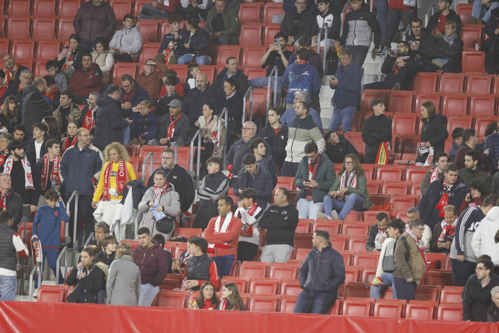 Búscate en las fotos del Sevilla-Fenerbahçe,