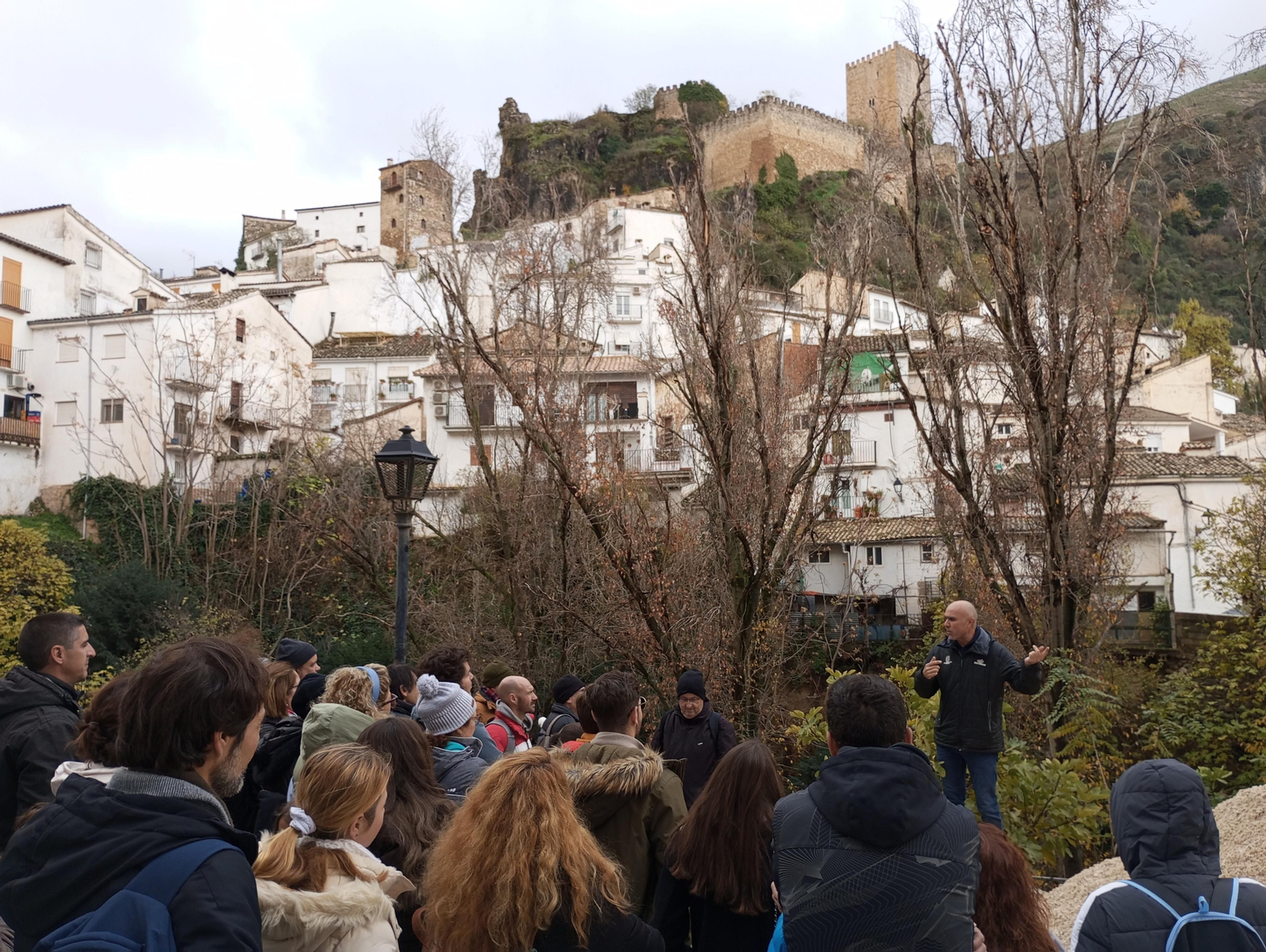 Turistas realizan la ruta de la Bóveda del Río Cerezuelo. Turistas realizan la ruta de la Bóveda del Río Cerezuelo.