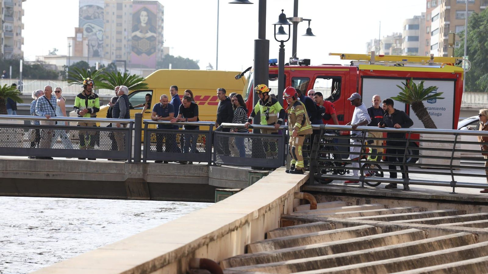 Bomberos en el puente de la Esperanza, para el rescate del hombre y su perro. Bomberos en el puente de la Esperanza, para el rescate del hombre y su perro.
