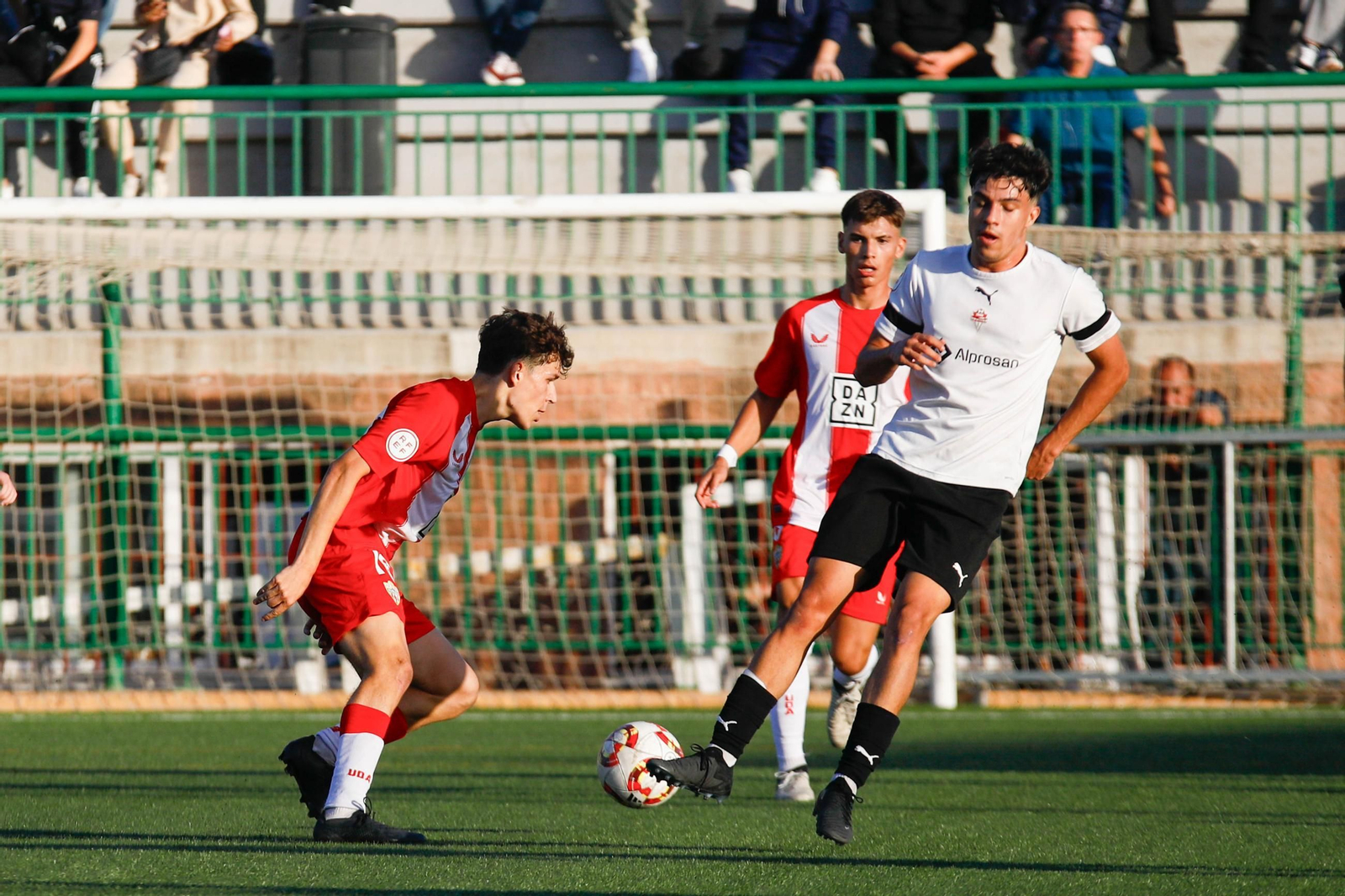 Jugadores de ambos equipos disputan un balón durante el derbi almeriense que enfrentó al Almería juvenil y a La Cañada.