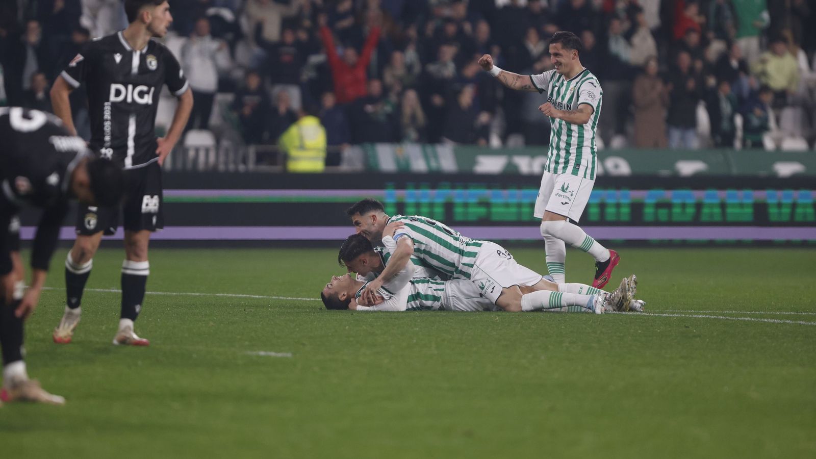 Los jugadores del Córdoba CF celebran un gol en El Arcángel de Adri Fuentes.