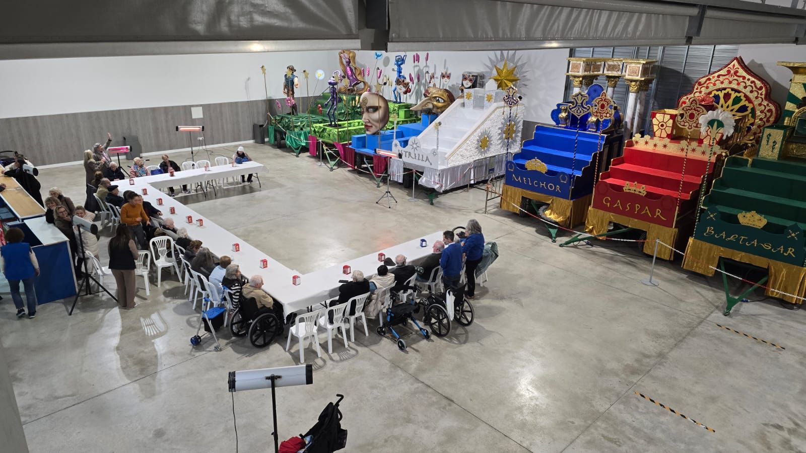 La sede de la asociación, con las carrozas preparadas antes del robo.