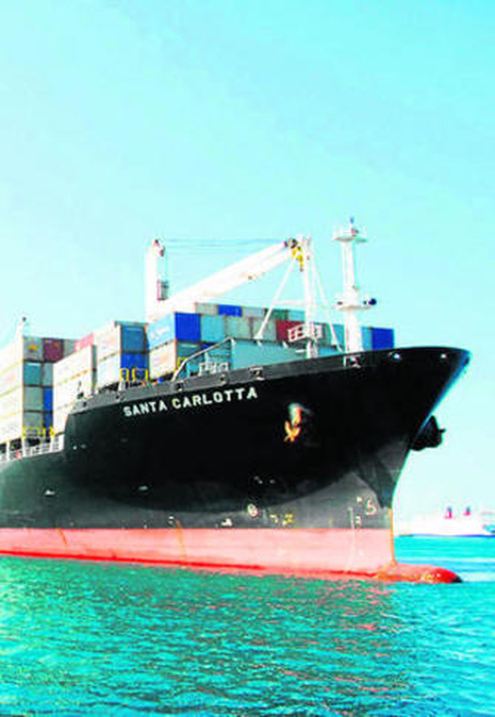 Un buque deja los muelles tangerinos, en una imagen de archivo.