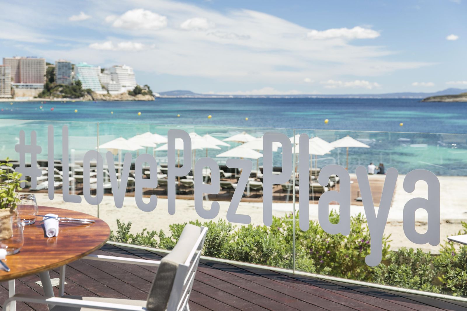 Un gran hashstag da la bienvenida al comensal de Pez Playa.