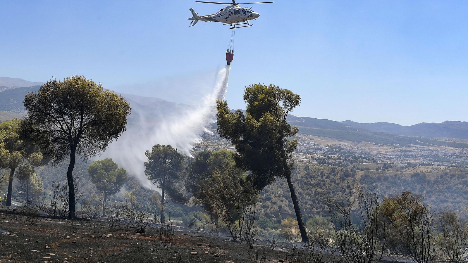 Helicóptero descarga sobre el incendio