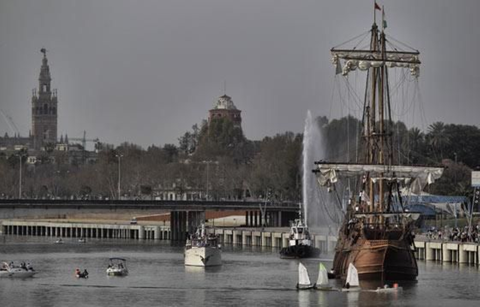 El galeón, tras zarpar del Muelle de las Delicias. 

Foto: Antonio Pizarro