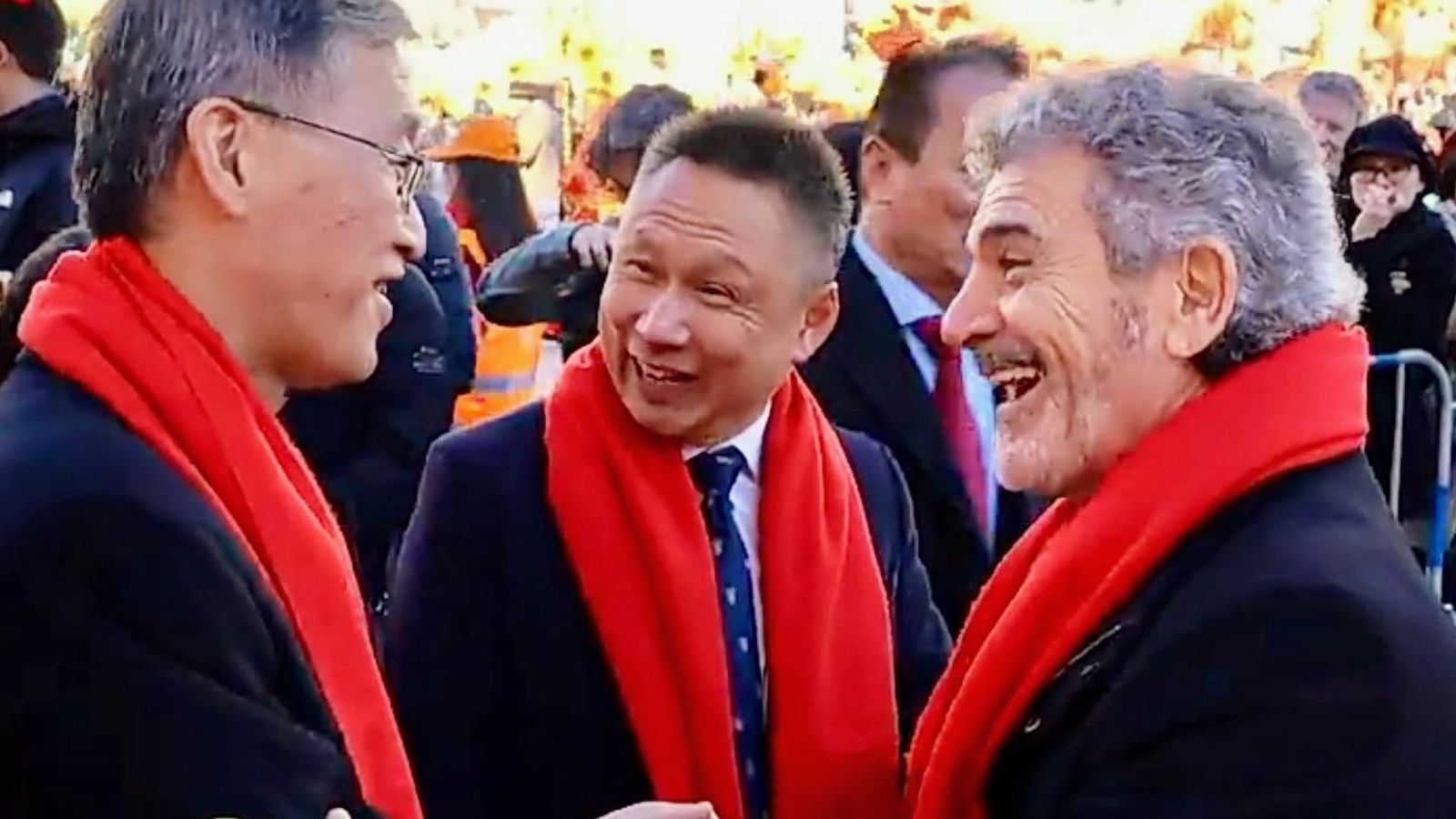 Manuel Viñuelas, miembro de la organización del evento de Sevilla, saluda al embajador de China en España durante el acto de apertura de Nuevo Alo celebrado el 8 de febrero en Madrid.