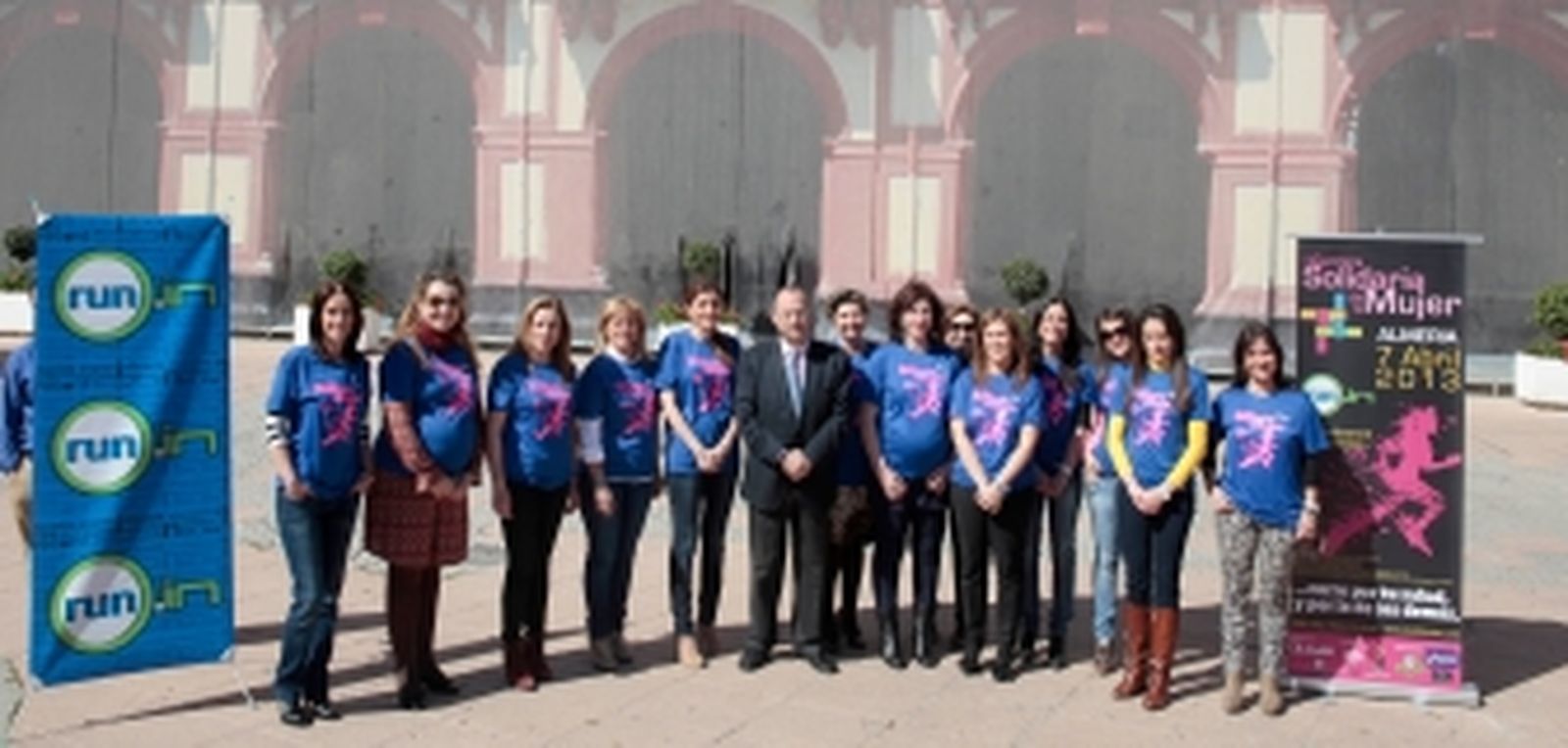 El alcalde anima a las almerienses a participar en la I Carrera Solidaria de la Mujer, que cuenta ya con más de 400 mujeres y 70 niñas inscritas