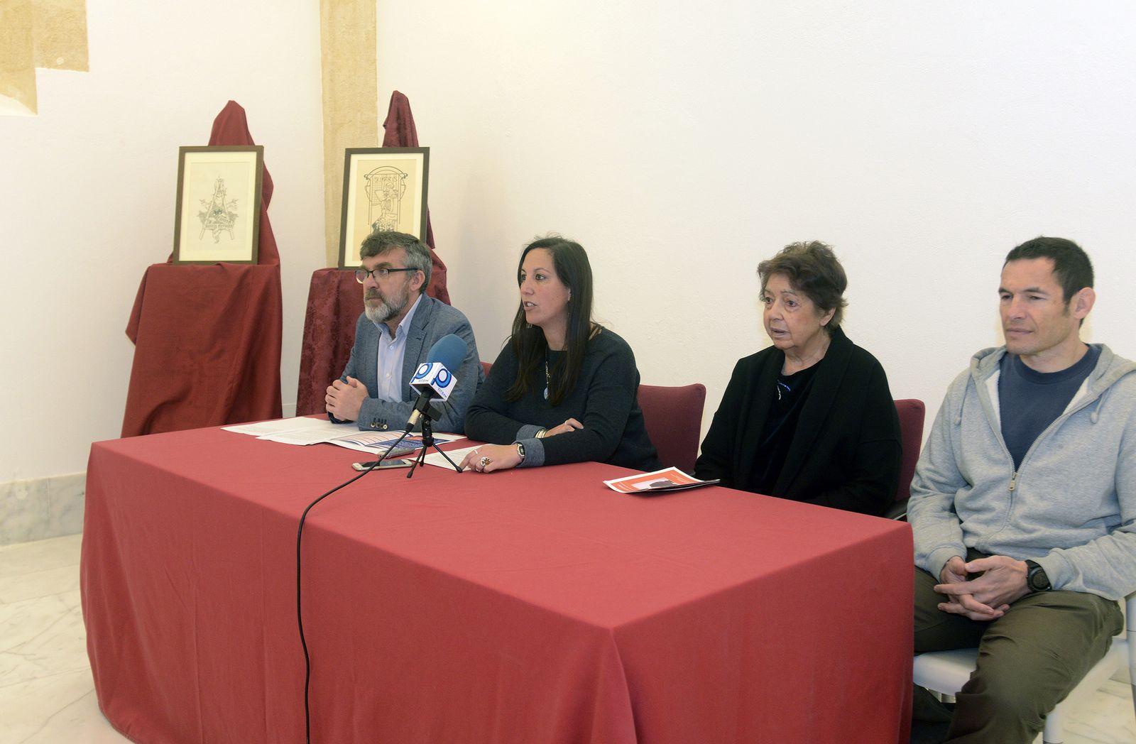 Los descendientes del pintor Eulogio Varela, con la edil María Eugenia Lara y el director del Museo.