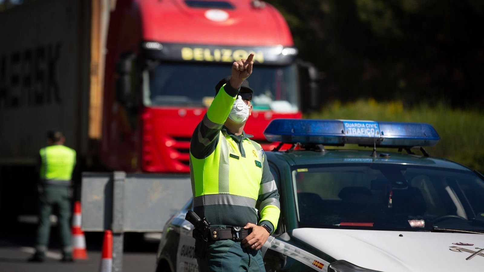 Un agente de la Guardia Civil trabaja en esta extraña operación Salida.