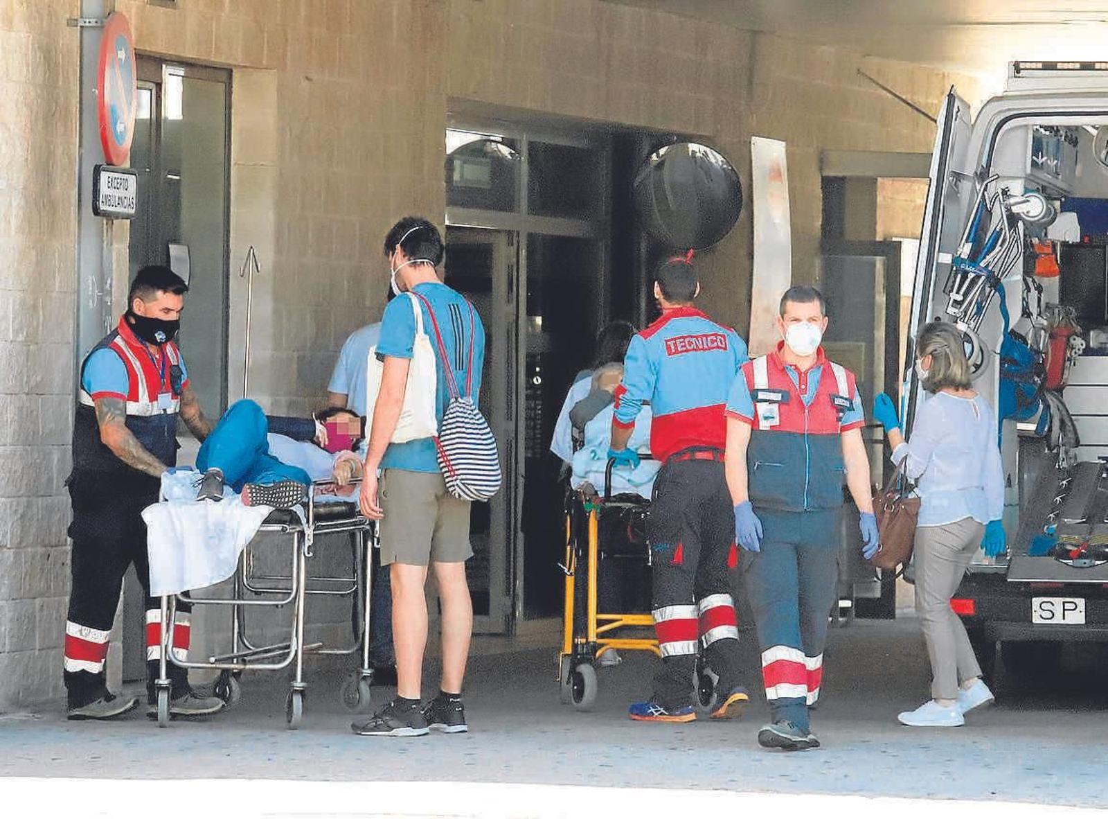 Llegada de un paciente al Juan Ramón Jiménez.
