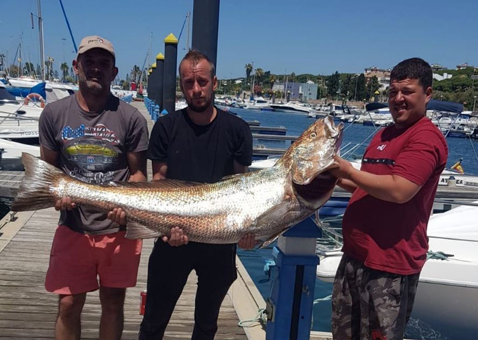 Lobo, Jacobo y Juan Rodríguez Lagos muestran el ejemplar
