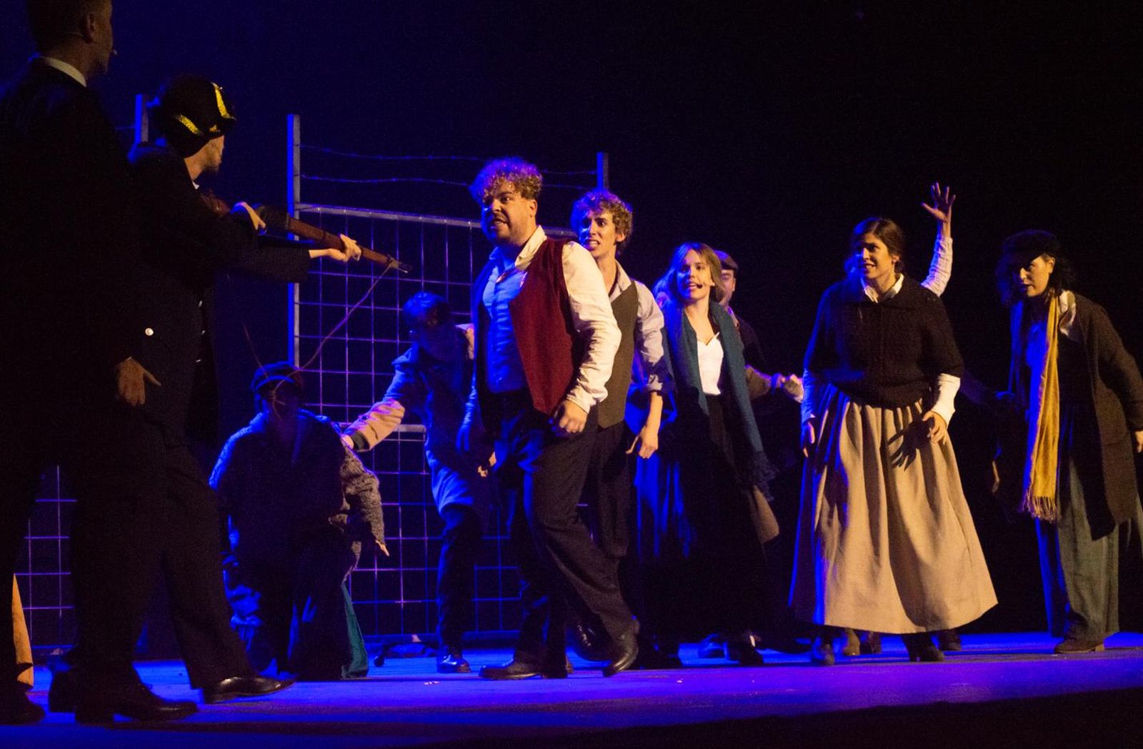 GERMINAL narra la historia de Étienne Lantier, un joven idealista que llega a un pueblo minero del norte de Francia llamado  Montsou.