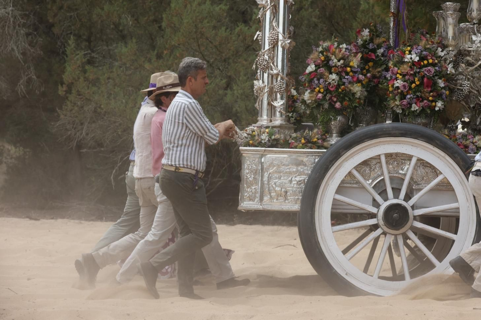 Imágenes de la Hermandad del Rocío de Jerez el jueves por el Coto