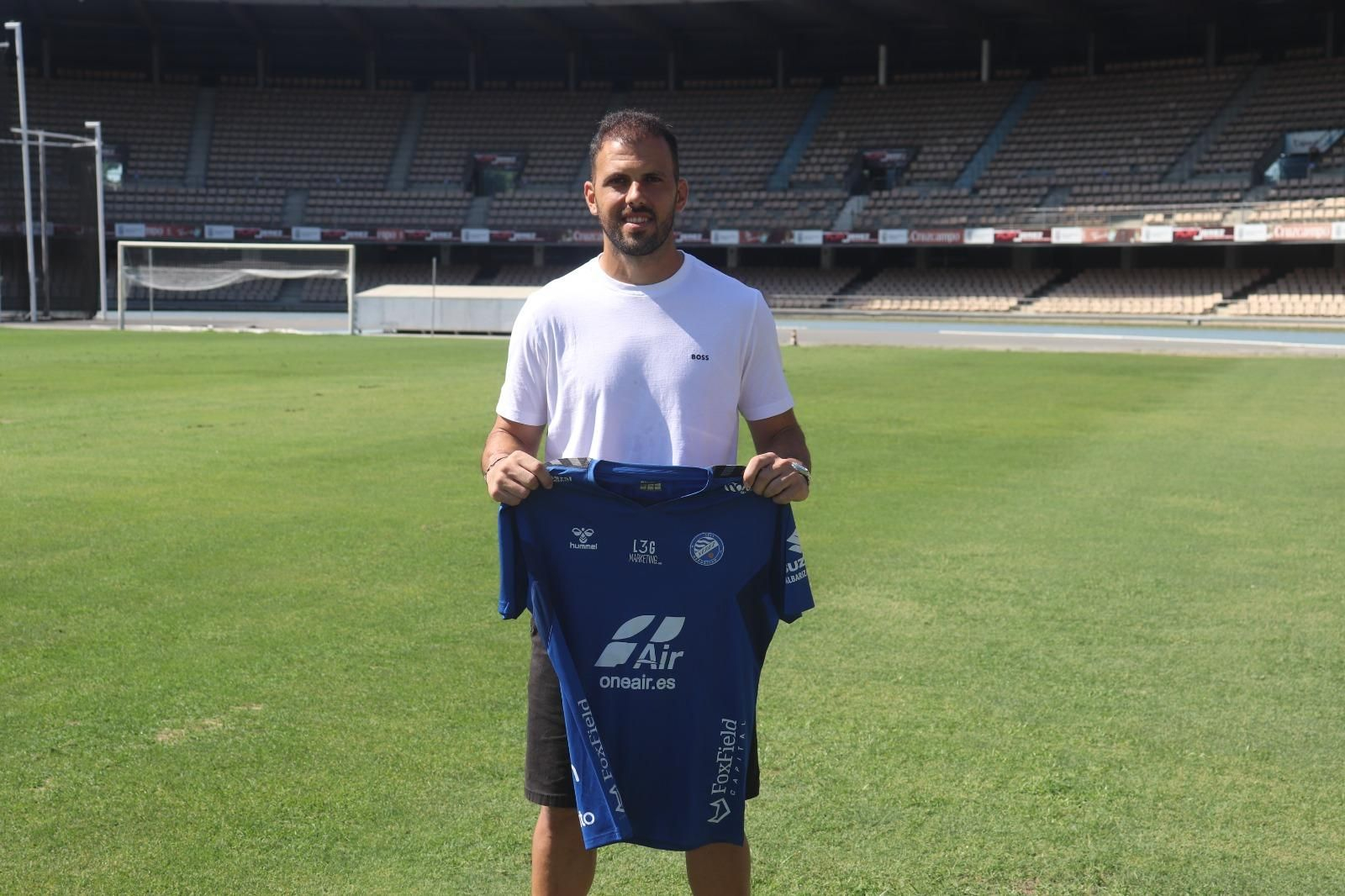 José Perales, en Chapín tras su presentación como nuevo jugador del Xerez DFC.