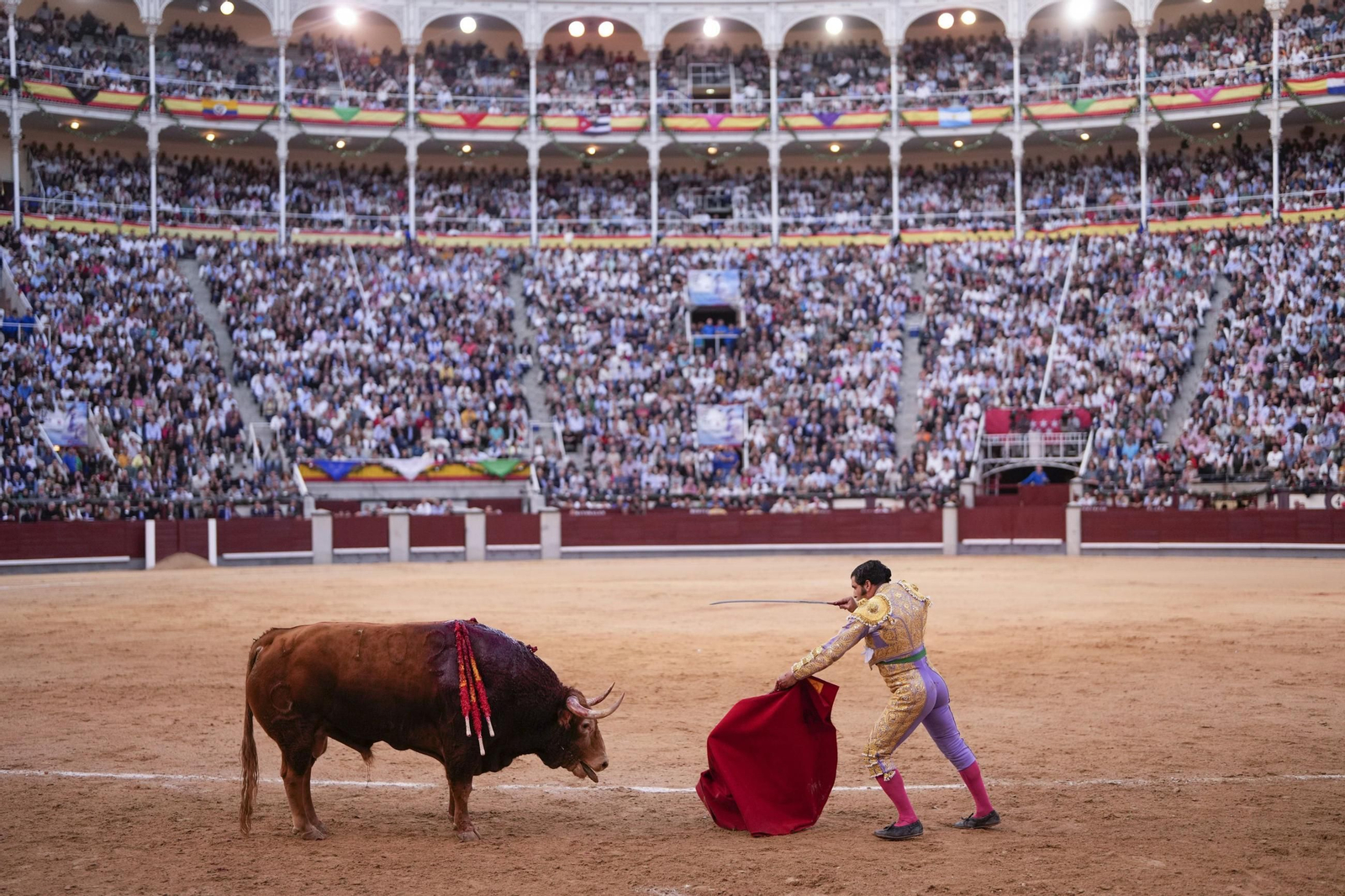 La última tarde del diestro Morante  de la Puebla durante el festejo taurino de la Feria de Otoño celebrado este domingo en la Monumental de Las Ventas, en Madrid.