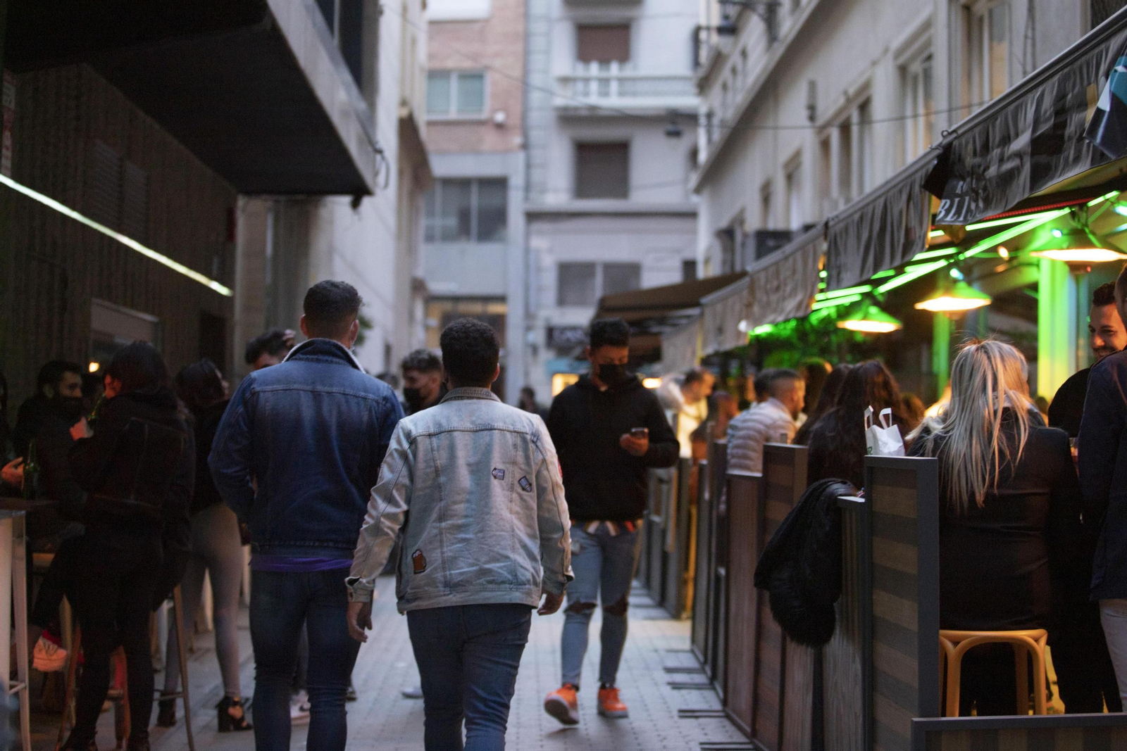Fotos: los bares y comercios de Granada vuelven a abrir hasta la noche