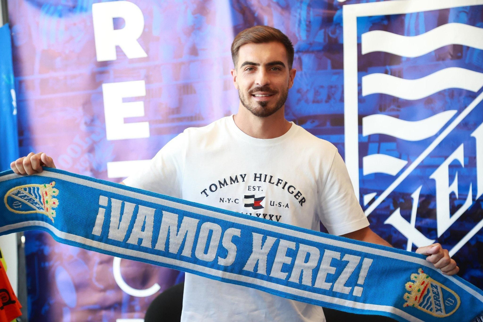 Zelu, tras su presentación como nuevo jugador del Xerez CD. Zelu, tras su presentación como nuevo jugador del Xerez CD.