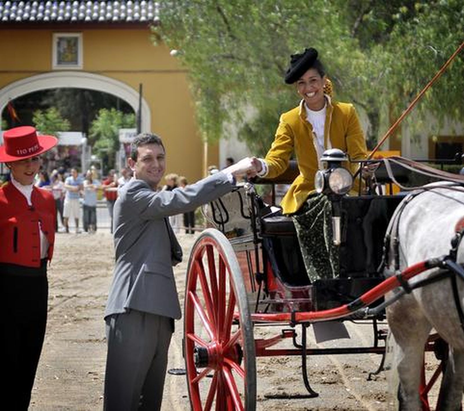 El gerente de Diario de Jerez entrega el trofeo patrocinado por este medio.

Foto: Manu García