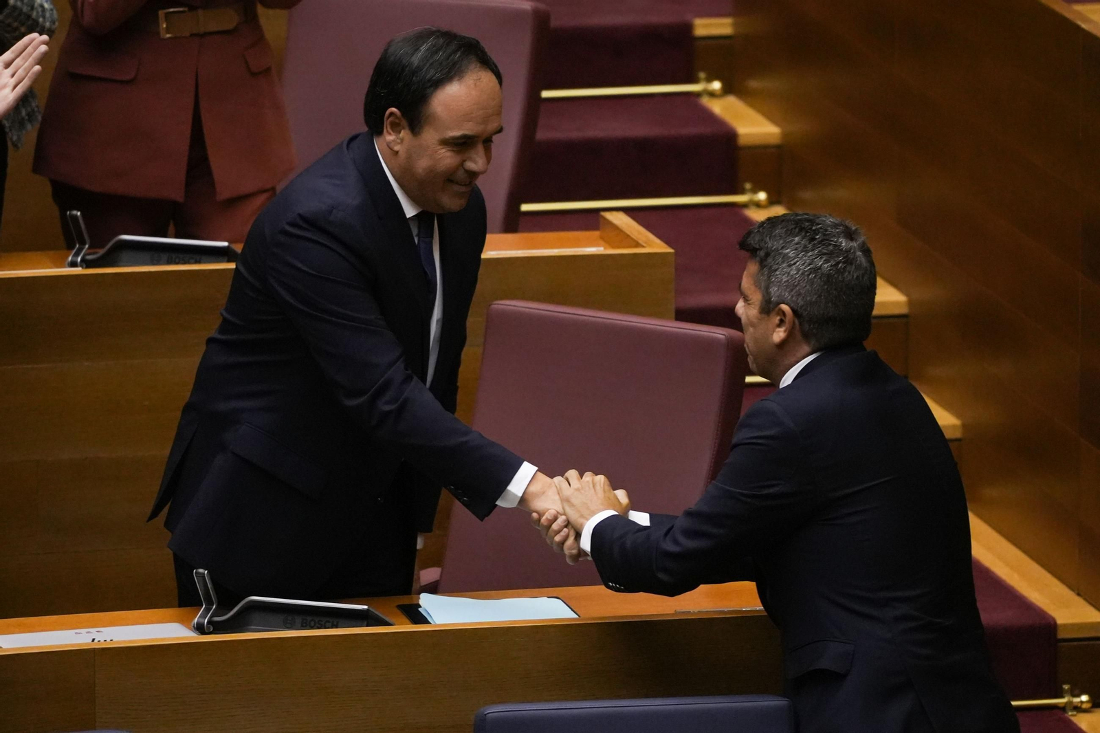 Carlos Mazón felicita a Juanfran Pérez Llorca tras su investidura como nuevo presidente de la Comunidad Valenciana.