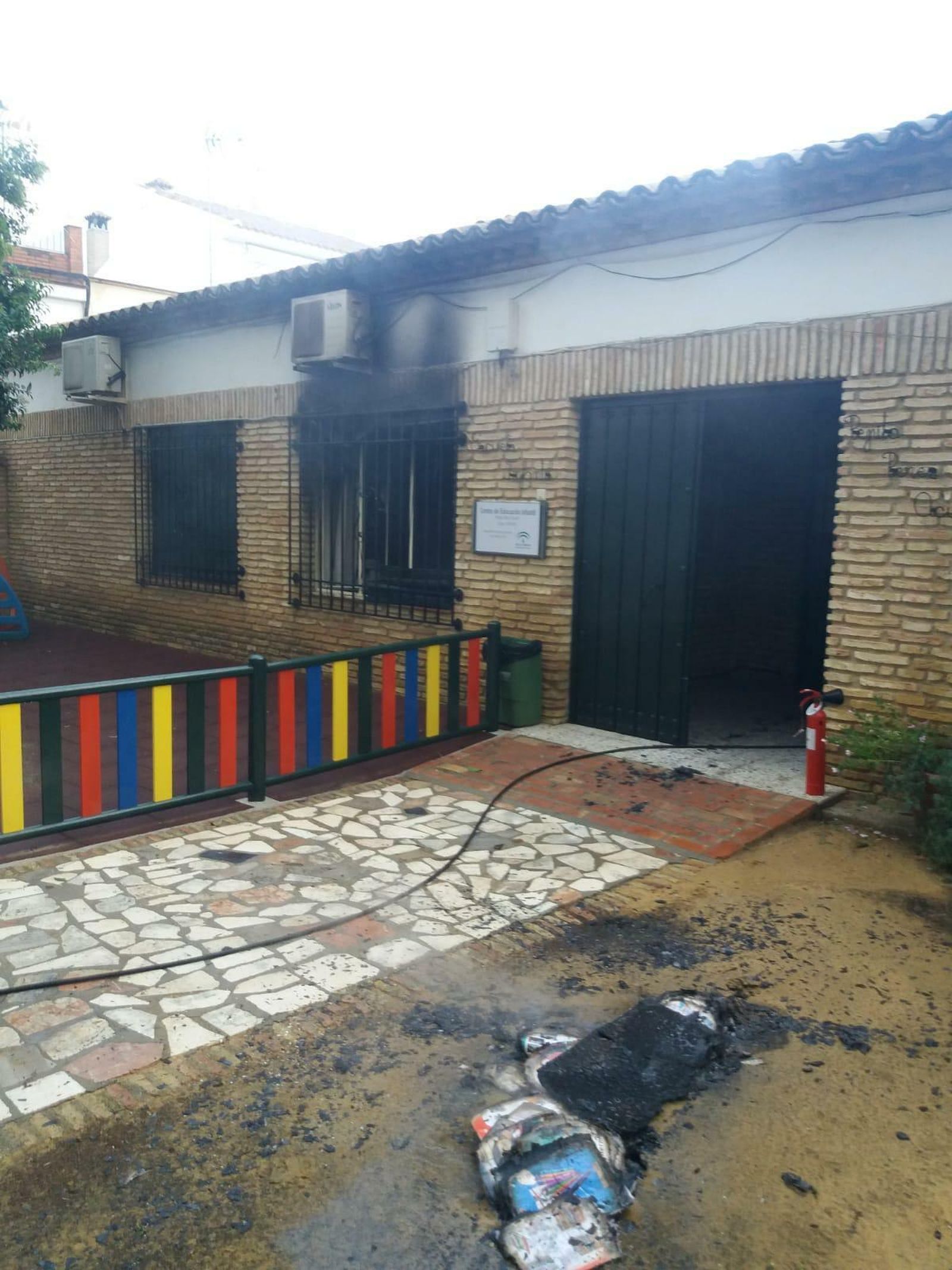 Aspecto en el que ha quedado la entrada de la escuela infantil Pepita Pérez Acuña.