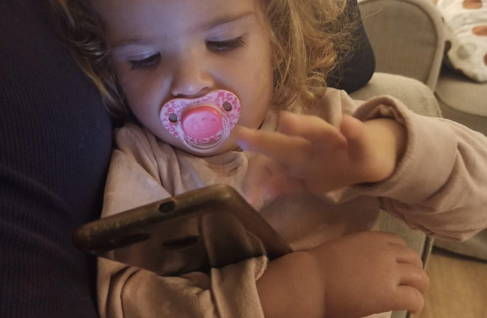 La pequeña Carmela vuelve a palpar la vida