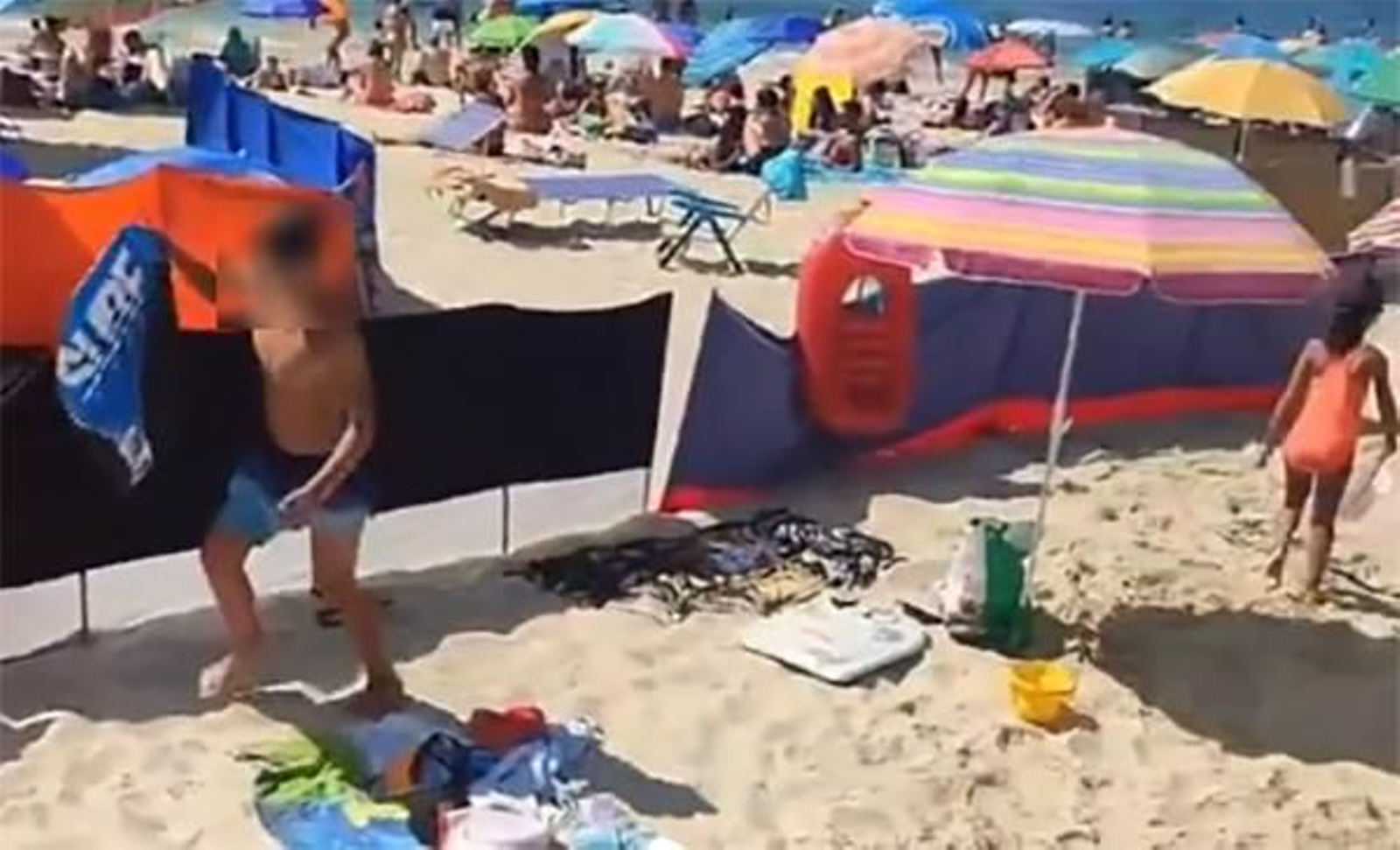 Los turistas británicos están ya más que advertidos de que esto que aparece en la imagen está totalmente prohibido en Cádiz y que hacerlo les puede salir caro