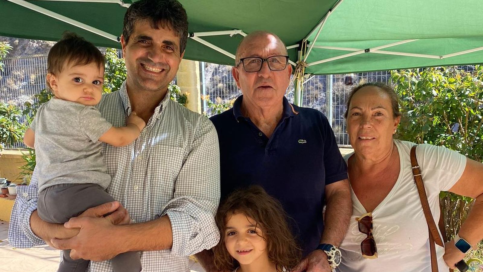 Ali, con la pequeña Alma en brazos y Nirvana a su lado, con Antonio Dionis y Carmen Mayoral.