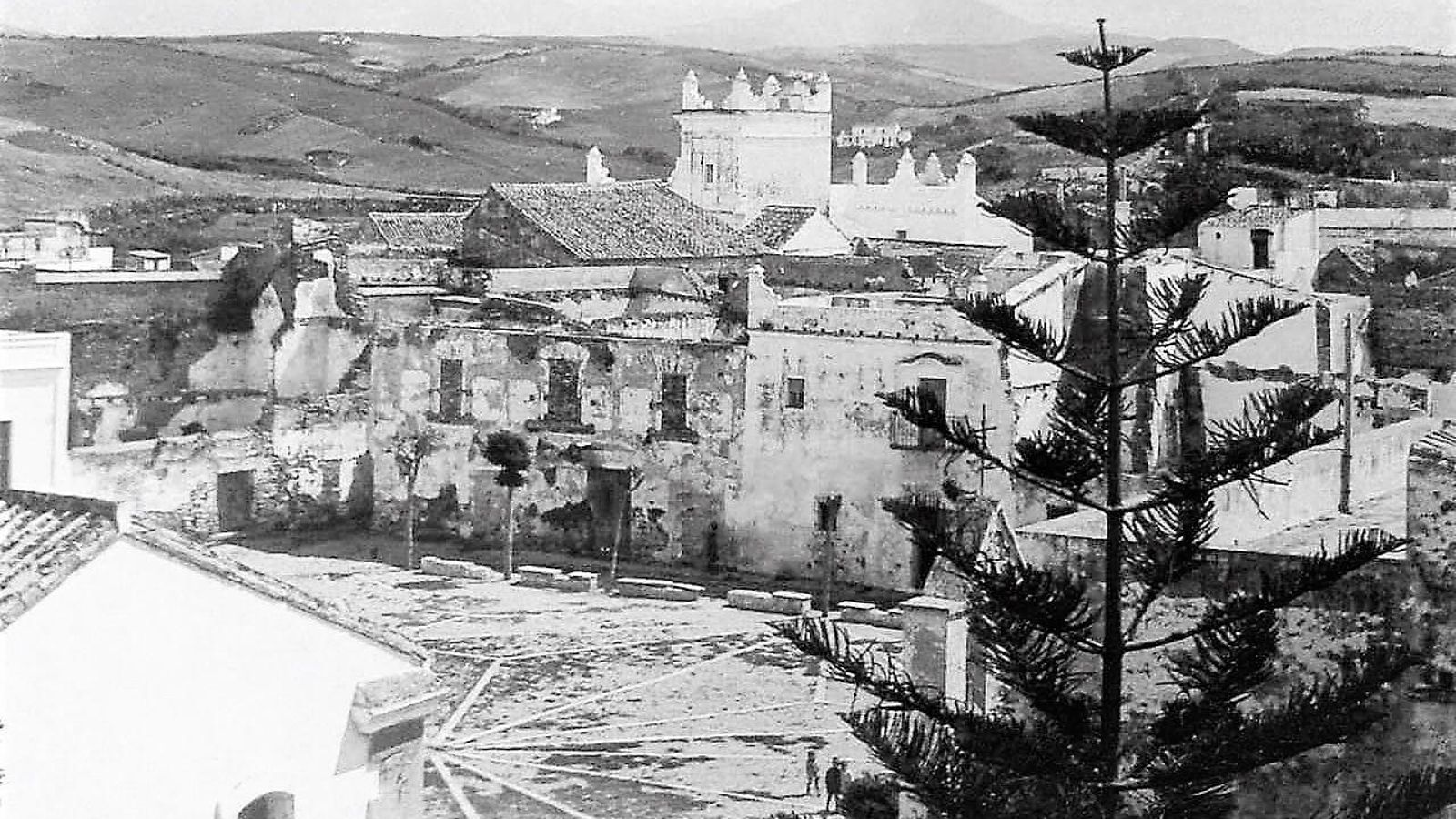 La plaza de Santa María a comienzos del siglo XX, antes de su remodelación. Vista desde el castillo.