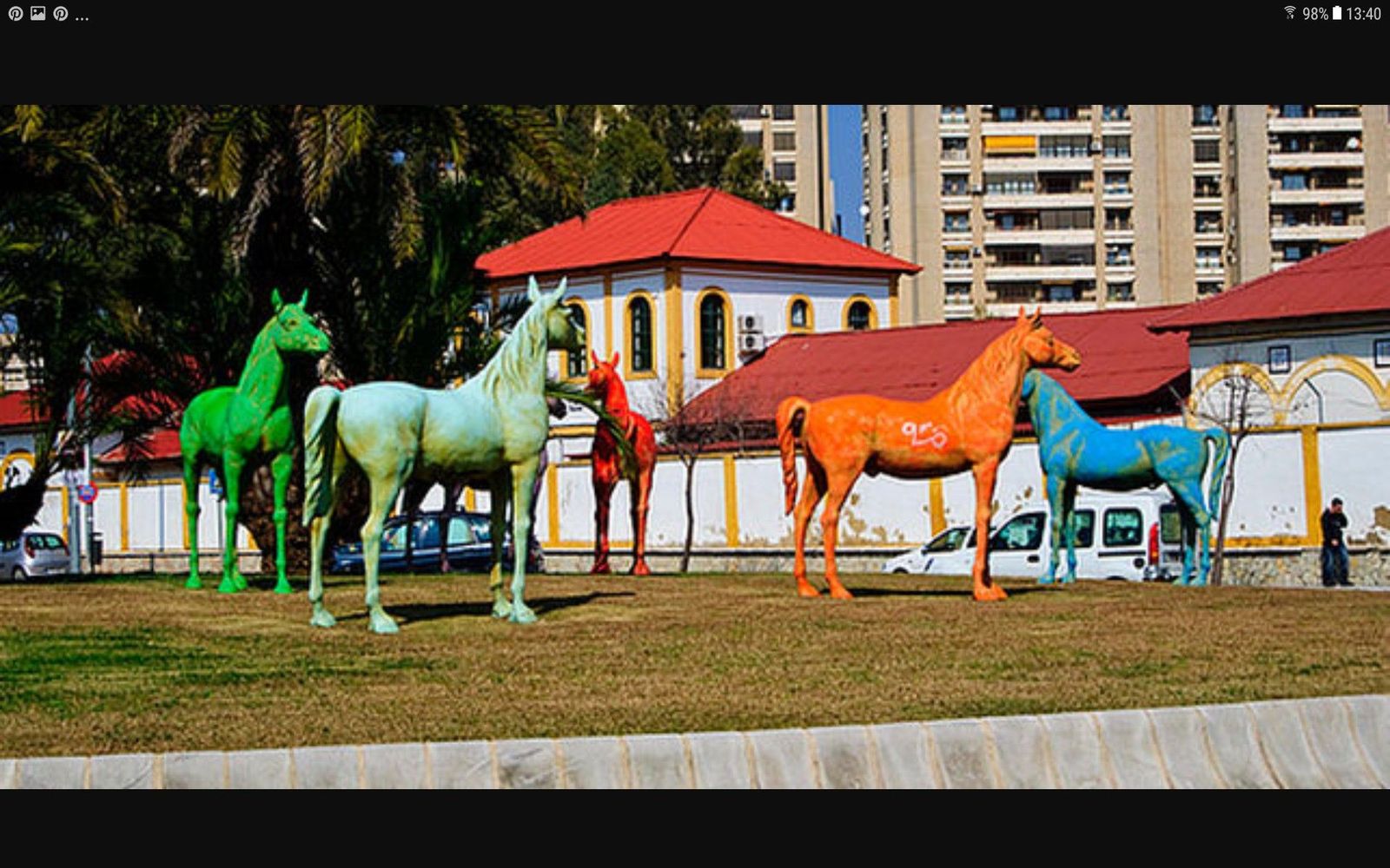 Rotonda de los caballitos de colores