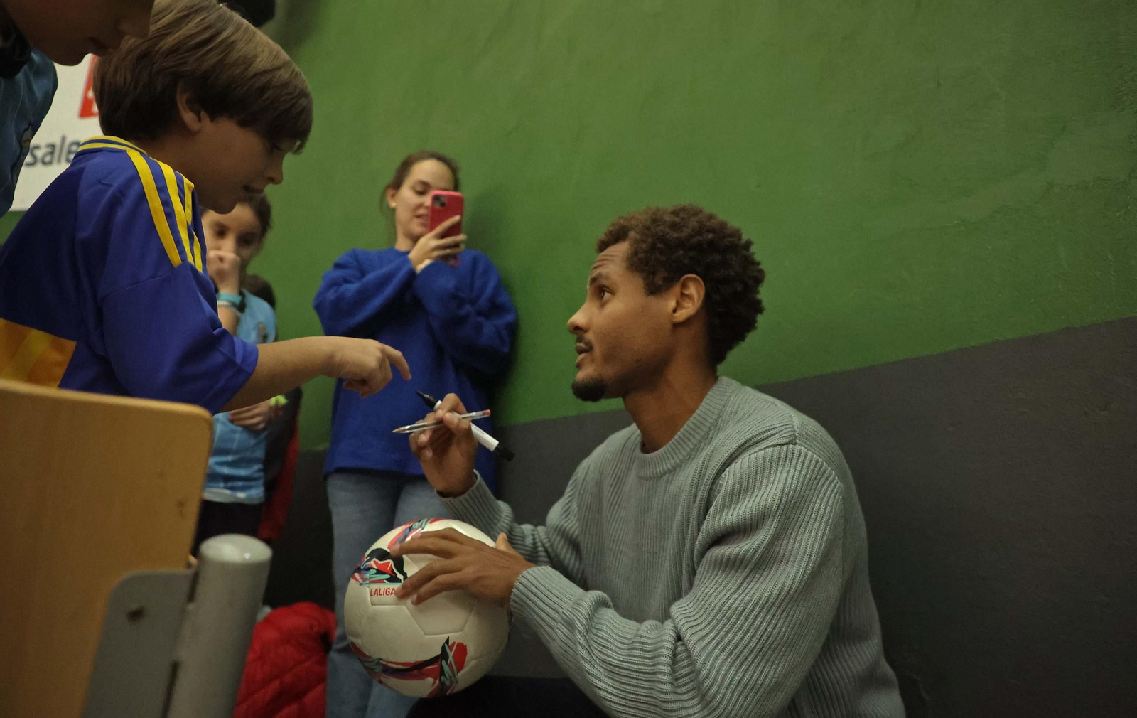 Las fotos de la visita de los jugadores de la Balona al colegio Salesianos de La Línea