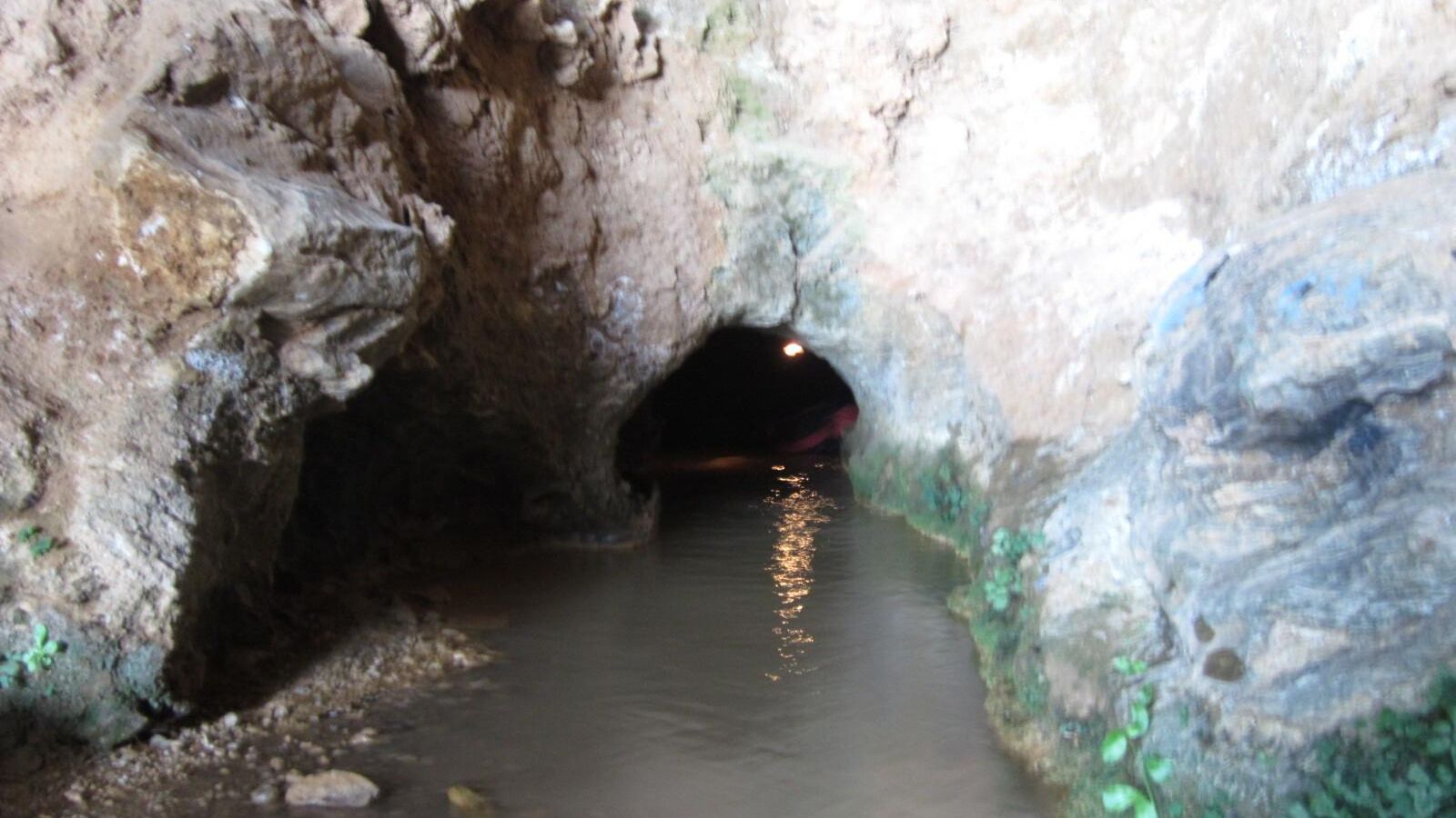 La entrada activa de la cueva del Agua.