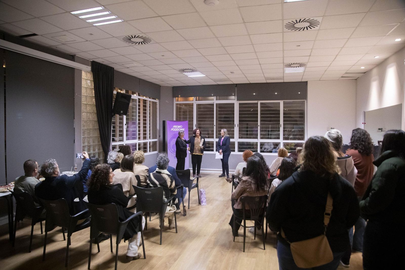La Plataforma de Acción Feminista en Almería rinde homenaje a las mujeres de la Desbandá con su II Premio ‘Posidonia’ a Loli Sierra, vicepresidenta de la Asociación Memorialista de la Desbandá, en imágenes