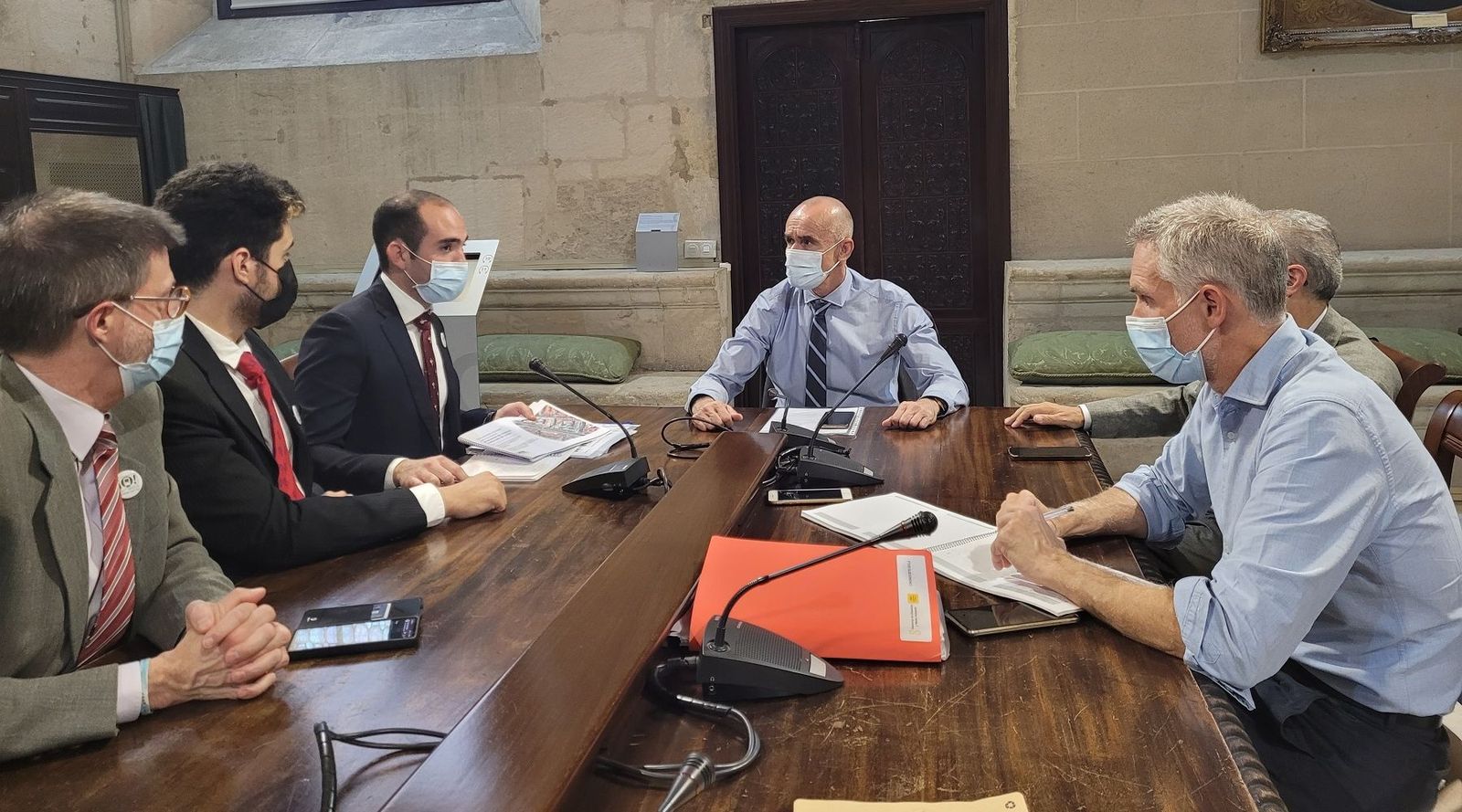 Antonio Muñoz con Alejandro Moreno (de 'Sevilla quiere metro') y la comisión técnica del Metro.