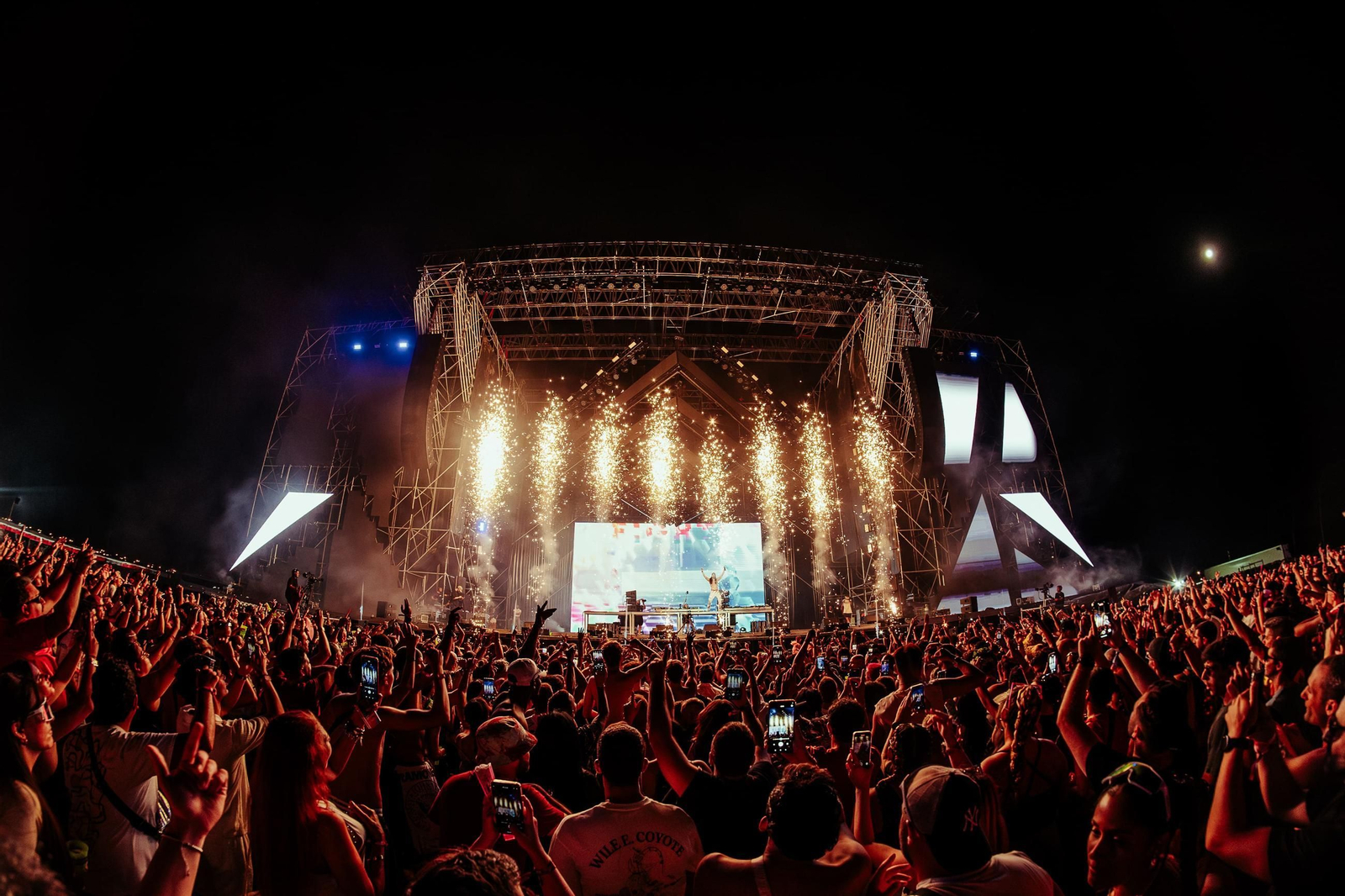 Miles de personas en la primera jornada del Dreambeach en El Toyo-Retamar.