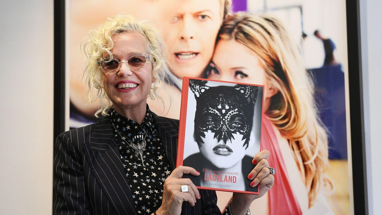 La fotógrafa alemana Ellen  Von  Unwerth  posa durante la inauguración de su exposición "Ladyland", en la Opera gallery de Londres, Reino Unido, hoy, 3 de mayo de 2018. EFE/ Andy Rain