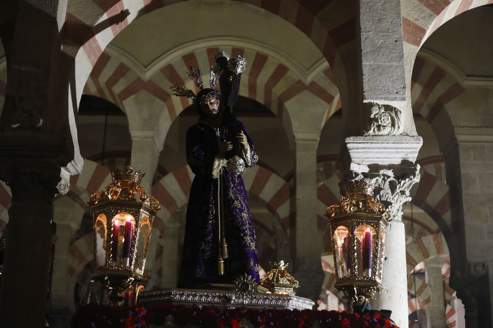 El vía crucis de las hermandades de Córdoba con el Señor del Calvario, en imágenes