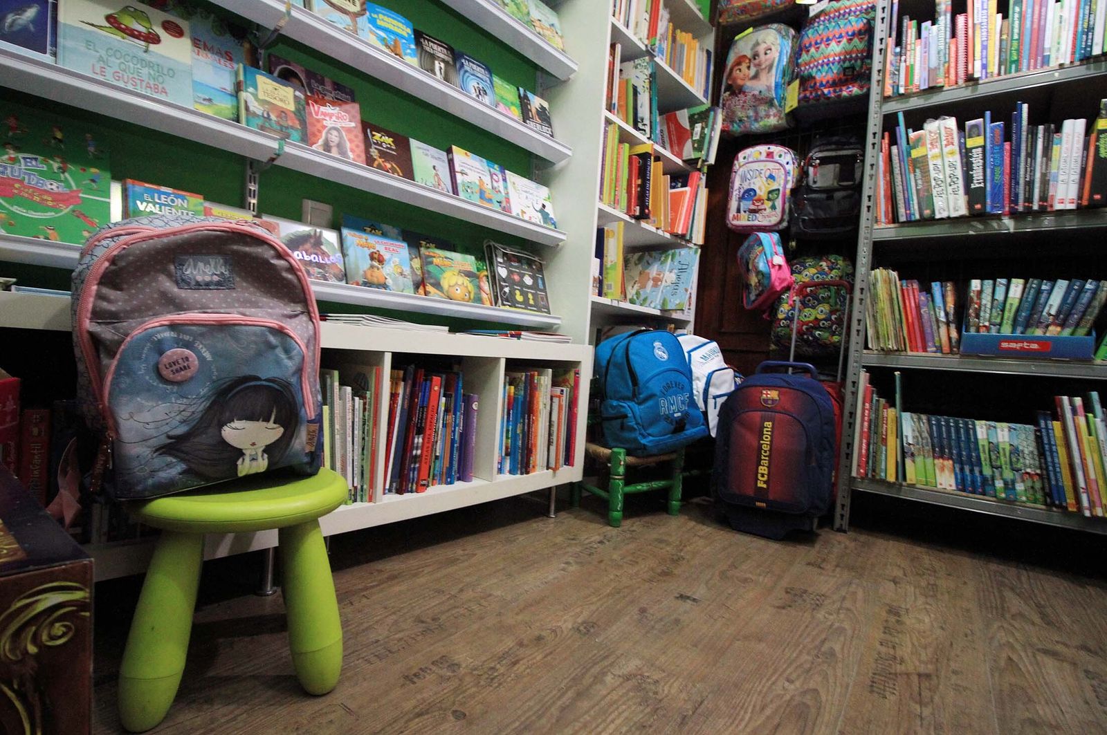 Un rincón de literatura infantil y juvenil en una librería.